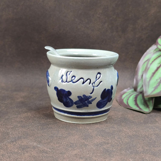 Handbemalter Senftopf aus Westerwald-Steinzeug mit Kobaltblau-Dekor. Vintage-Charme pur! Mit Löffel, perfekt für Sammler und Landhausküchen.