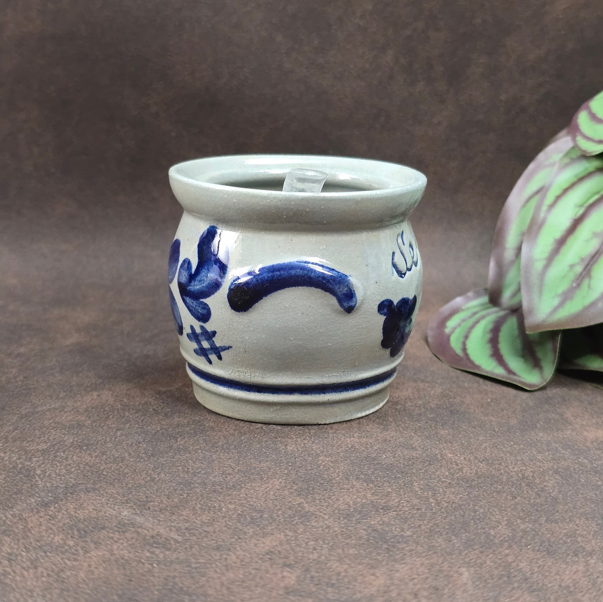 Handbemalter Senftopf aus Westerwald-Steinzeug mit Kobaltblau-Dekor. Vintage-Charme pur! Mit Löffel, perfekt für Sammler und Landhausküchen.