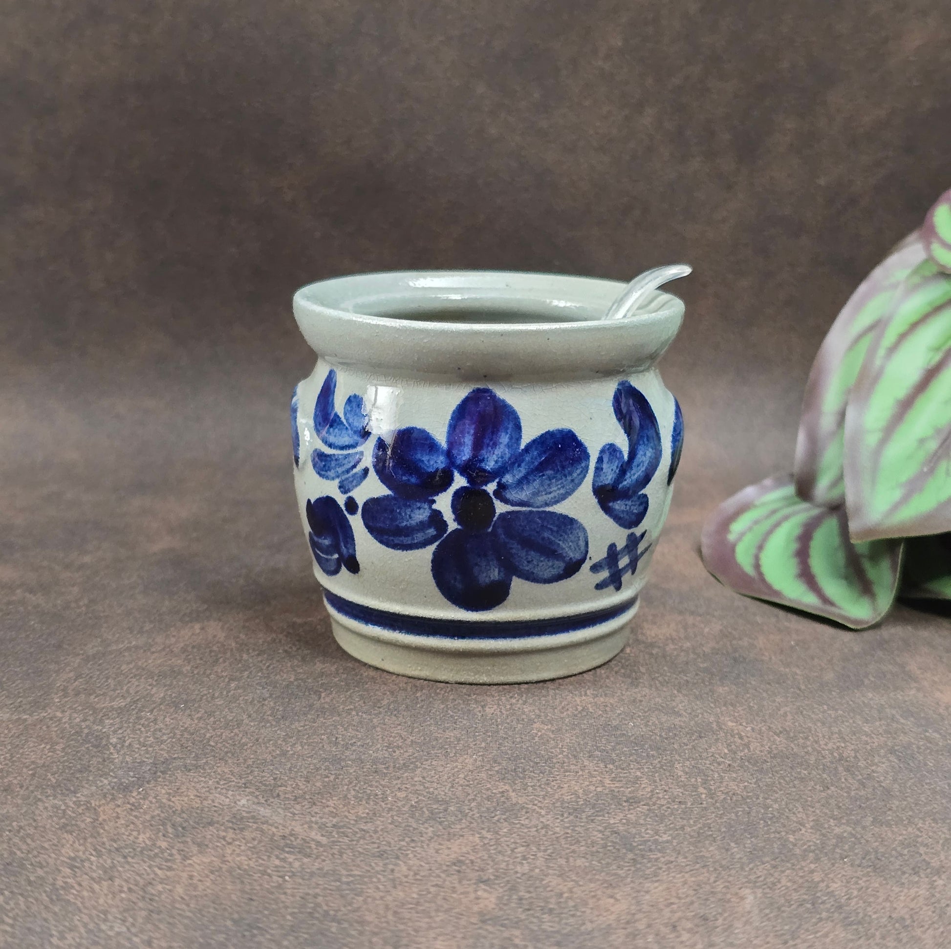 Handbemalter Senftopf aus Westerwald-Steinzeug mit Kobaltblau-Dekor. Vintage-Charme pur! Mit Löffel, perfekt für Sammler und Landhausküchen.