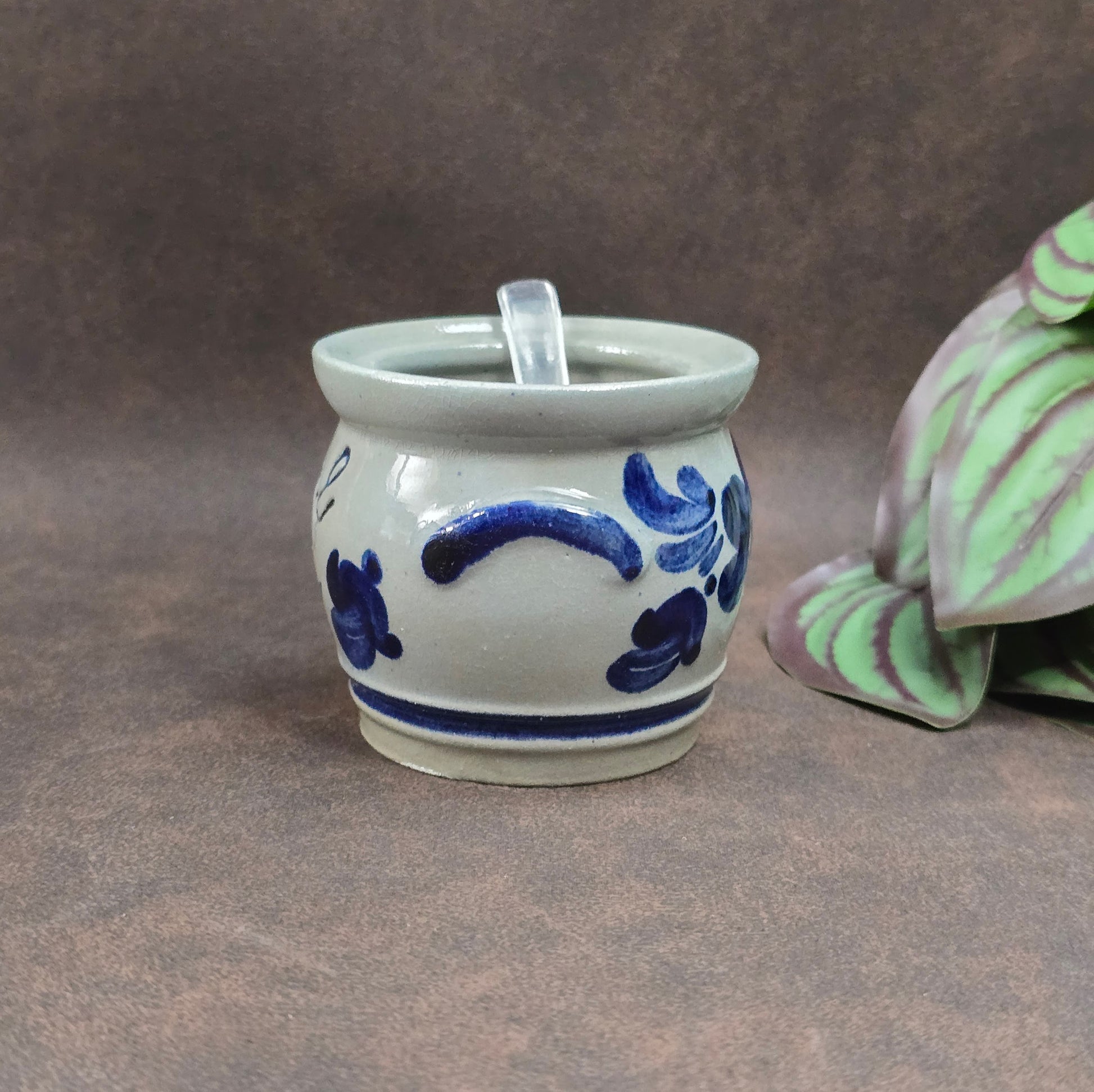 Handbemalter Senftopf aus Westerwald-Steinzeug mit Kobaltblau-Dekor. Vintage-Charme pur! Mit Löffel, perfekt für Sammler und Landhausküchen.