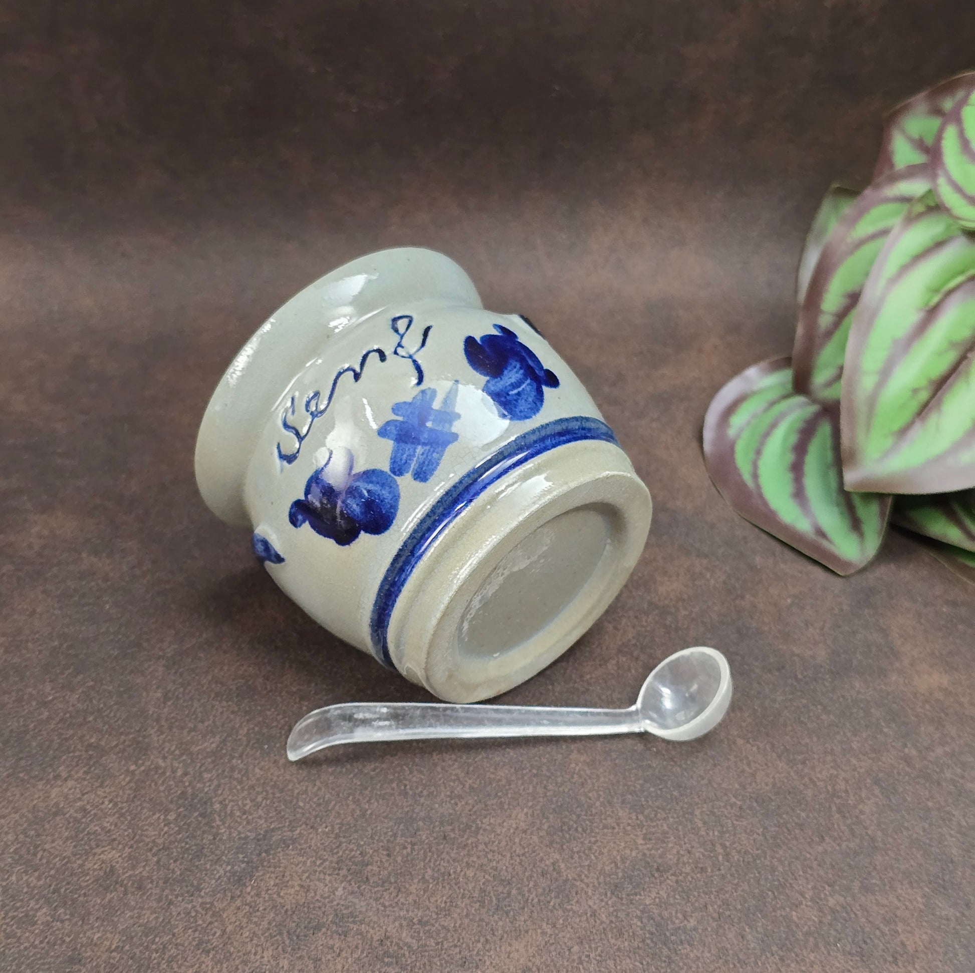 Handbemalter Senftopf aus Westerwald-Steinzeug mit Kobaltblau-Dekor. Vintage-Charme pur! Mit Löffel, perfekt für Sammler und Landhausküchen.