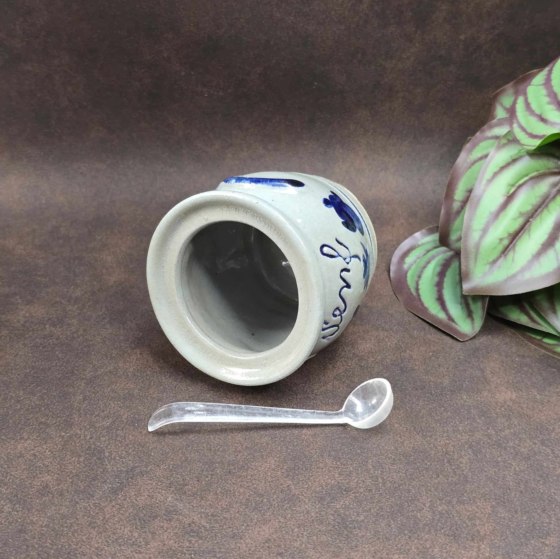 Handbemalter Senftopf aus Westerwald-Steinzeug mit Kobaltblau-Dekor. Vintage-Charme pur! Mit Löffel, perfekt für Sammler und Landhausküchen.