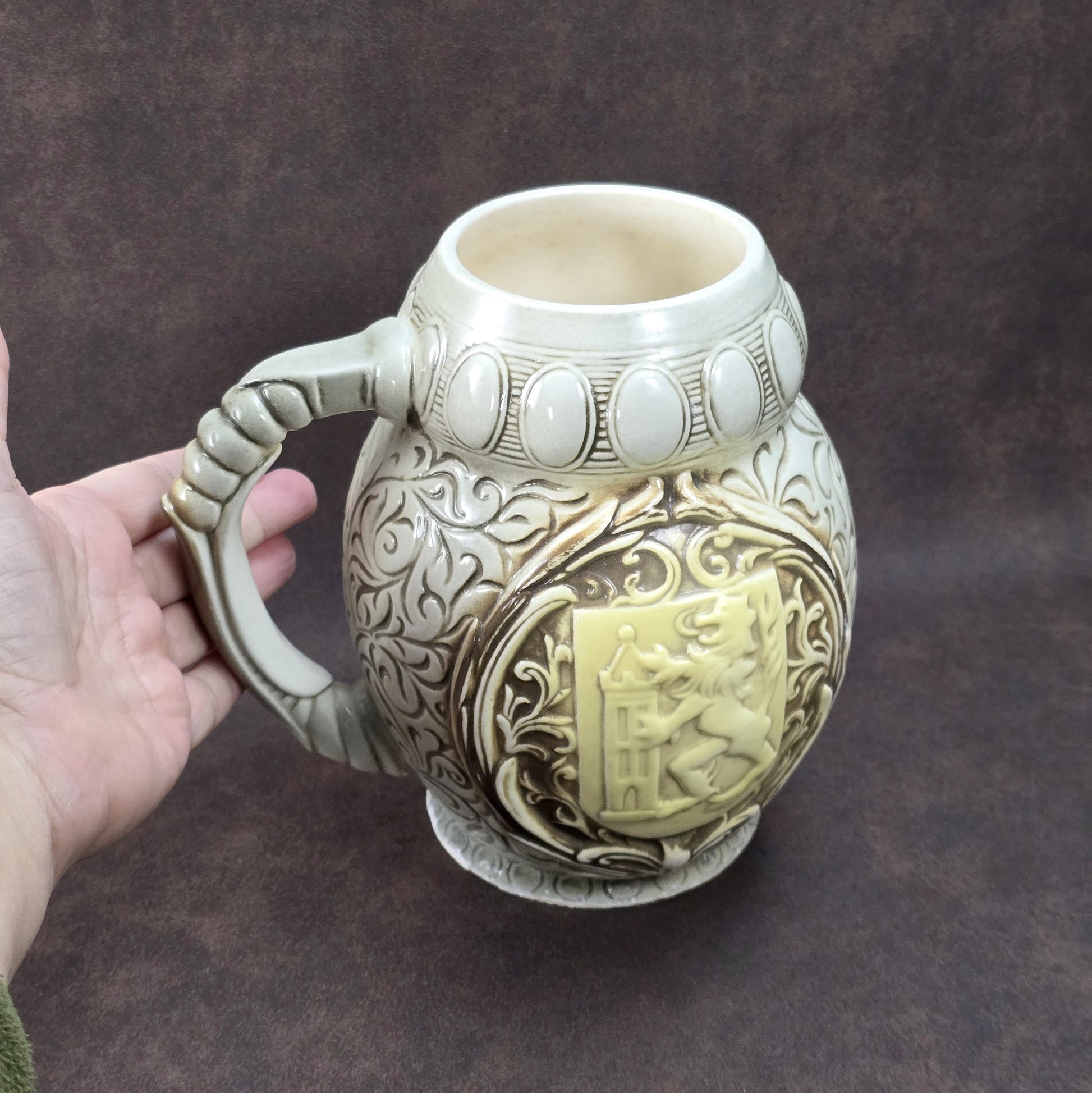 Porzellankrug mit Albrechtsburg-Relief von der Sitzendorfer Porzellanmanufaktur, detailverliebt gestaltet, Vintage, 1950er–1970er Jahre.