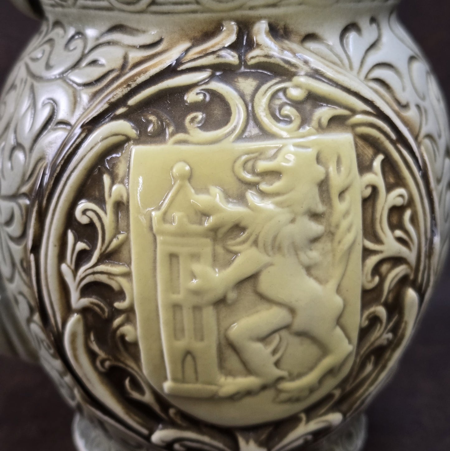 Porzellankrug mit Albrechtsburg-Relief von der Sitzendorfer Porzellanmanufaktur, detailverliebt gestaltet, Vintage, 1950er–1970er Jahre.