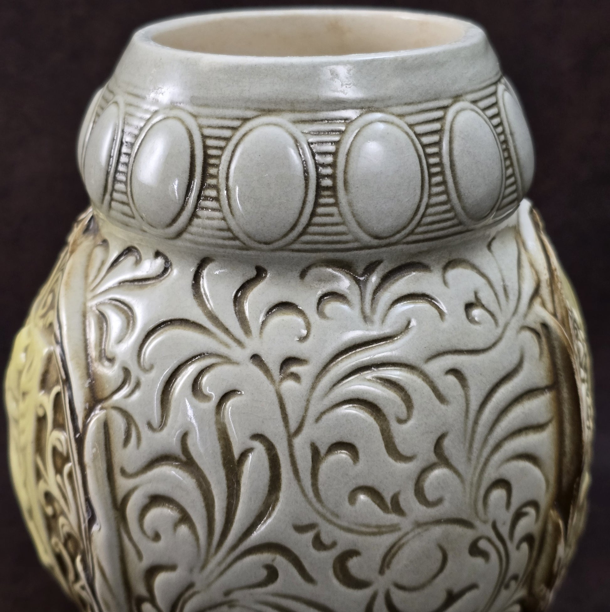 Porzellankrug mit Albrechtsburg-Relief von der Sitzendorfer Porzellanmanufaktur, detailverliebt gestaltet, Vintage, 1950er–1970er Jahre.