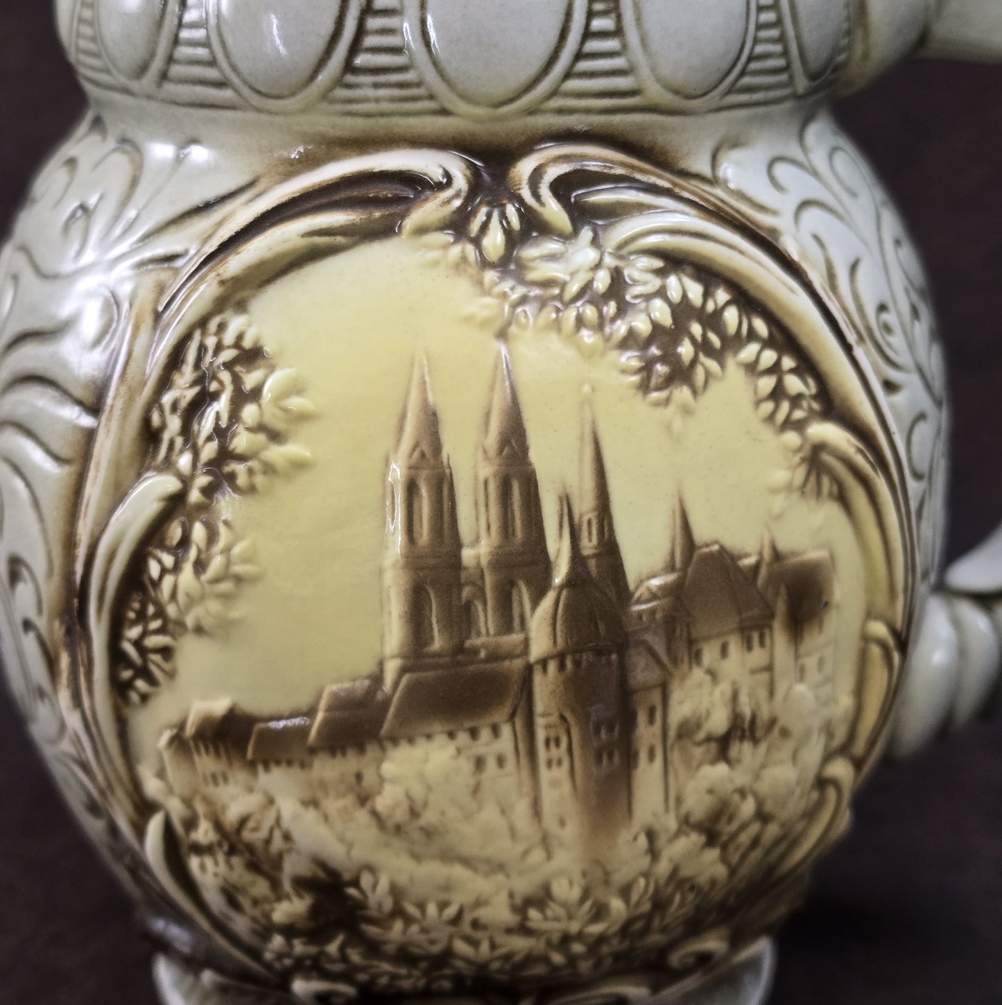 Porzellankrug mit Albrechtsburg-Relief von der Sitzendorfer Porzellanmanufaktur, detailverliebt gestaltet, Vintage, 1950er–1970er Jahre.