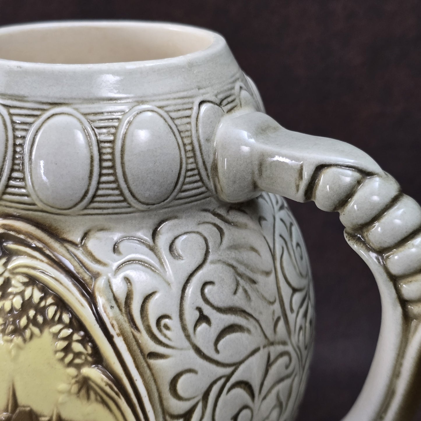 Porzellankrug mit Albrechtsburg-Relief von der Sitzendorfer Porzellanmanufaktur, detailverliebt gestaltet, Vintage, 1950er–1970er Jahre.