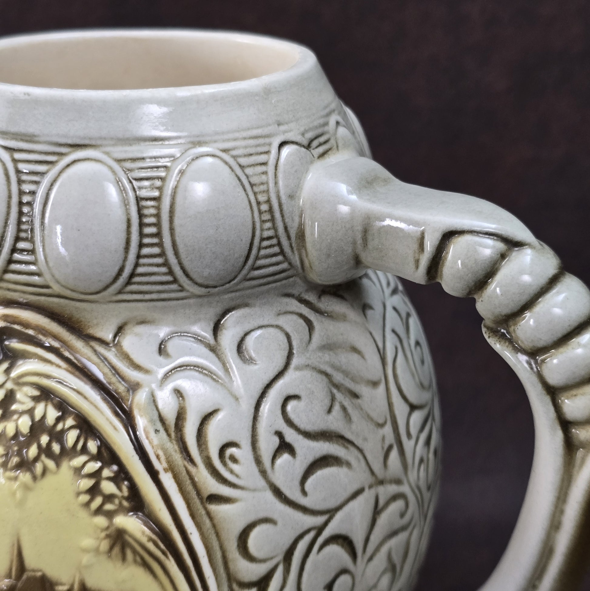 Porzellankrug mit Albrechtsburg-Relief von der Sitzendorfer Porzellanmanufaktur, detailverliebt gestaltet, Vintage, 1950er–1970er Jahre.