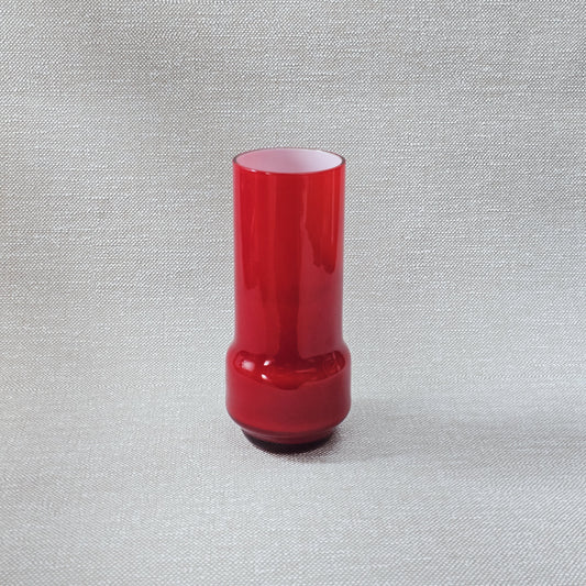 Vintage-Vase SSG Sudetenglashütten in kräftigem Rot, Überfangglas, ca. 1960er–70er, 15 cm Höhe, dekorativ für Retro- und Mid-Century-Einrichtungen.