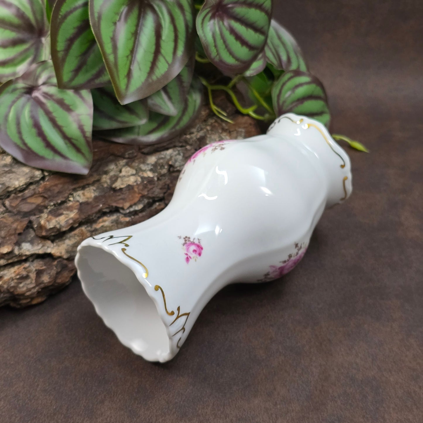 Porzellanvase von Weimar (DDR, ca. 1970), Serie Katharina mit Rosenmotiv & Goldrand. Elegant & makellos – perfekt für Vintage Deko & Sammler:innen.