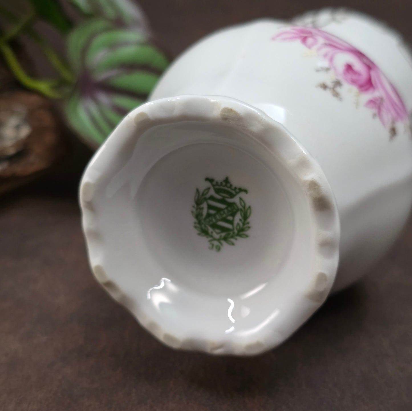 Porzellanvase von Weimar (DDR, ca. 1970), Serie Katharina mit Rosenmotiv & Goldrand. Elegant & makellos – perfekt für Vintage Deko & Sammler:innen.