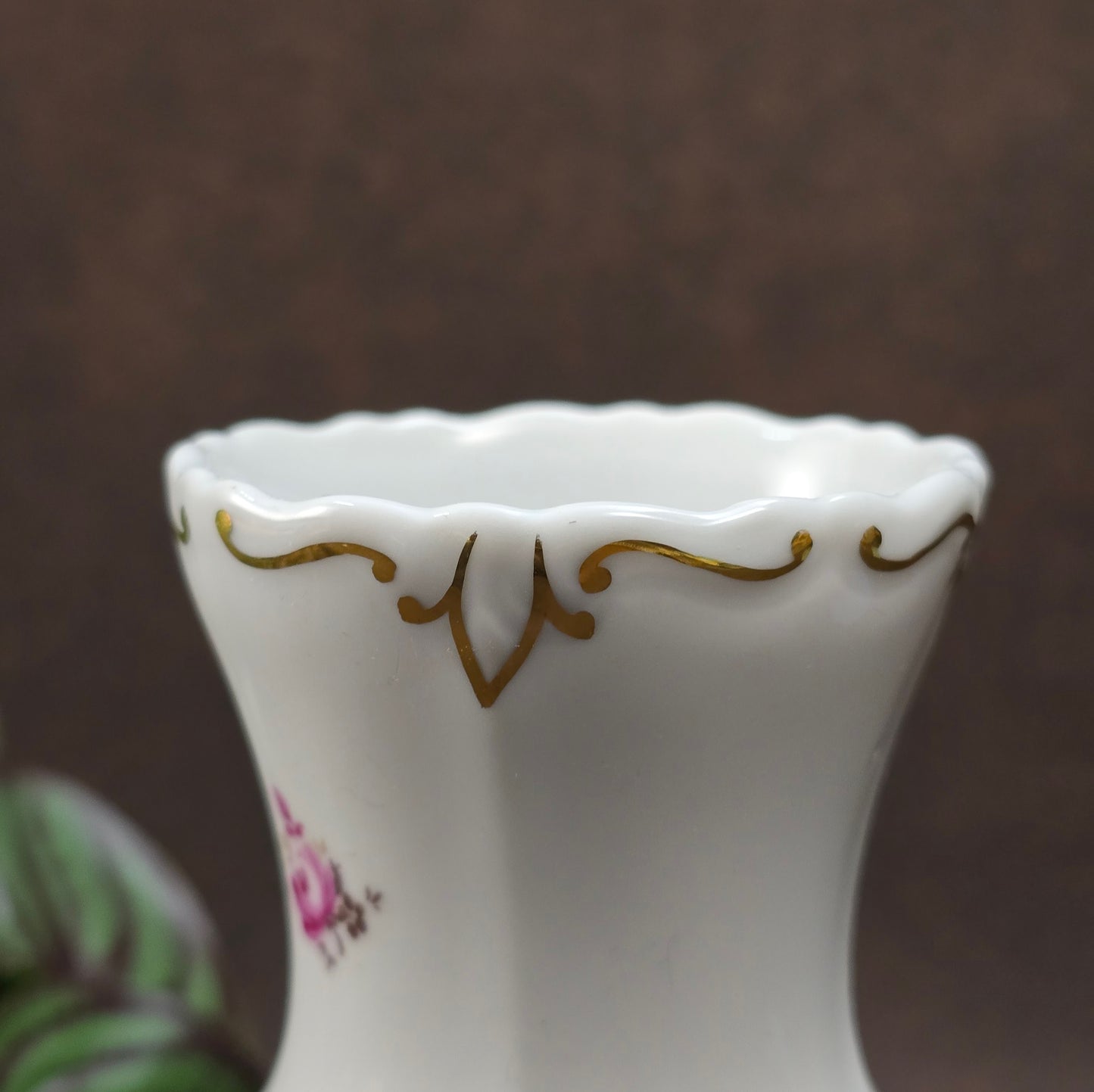 Porzellanvase von Weimar (DDR, ca. 1970), Serie Katharina mit Rosenmotiv & Goldrand. Elegant & makellos – perfekt für Vintage Deko & Sammler:innen.