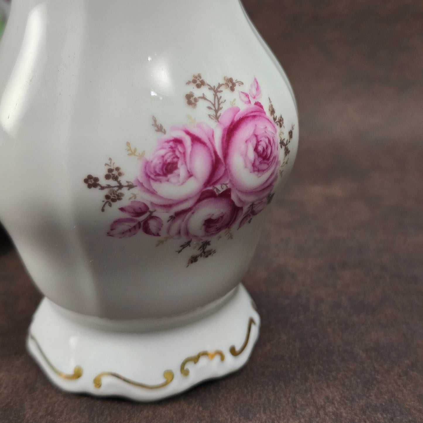 Porzellanvase von Weimar (DDR, ca. 1970), Serie Katharina mit Rosenmotiv & Goldrand. Elegant & makellos – perfekt für Vintage Deko & Sammler:innen.