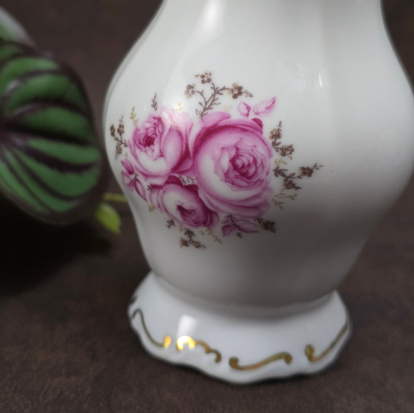 Porzellanvase von Weimar (DDR, ca. 1970), Serie Katharina mit Rosenmotiv & Goldrand. Elegant & makellos – perfekt für Vintage Deko & Sammler:innen.