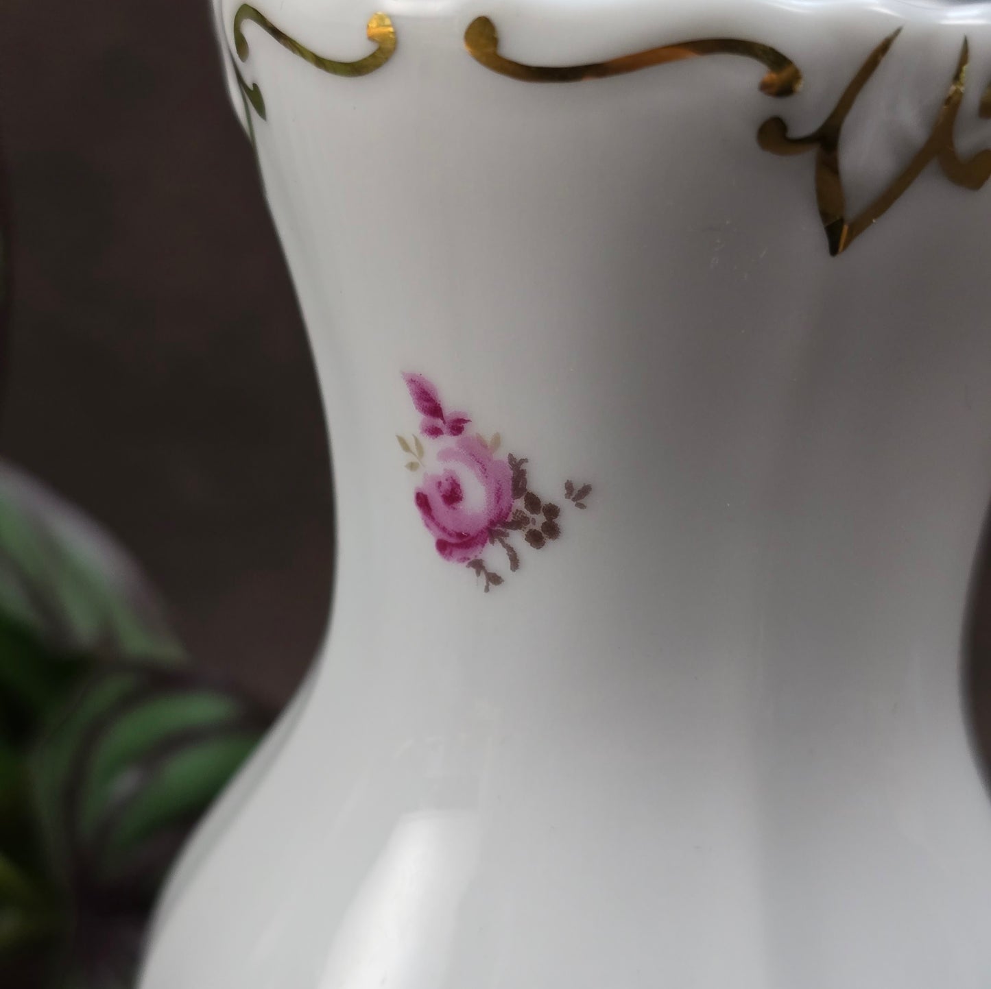 Porzellanvase von Weimar (DDR, ca. 1970), Serie Katharina mit Rosenmotiv & Goldrand. Elegant & makellos – perfekt für Vintage Deko & Sammler:innen.