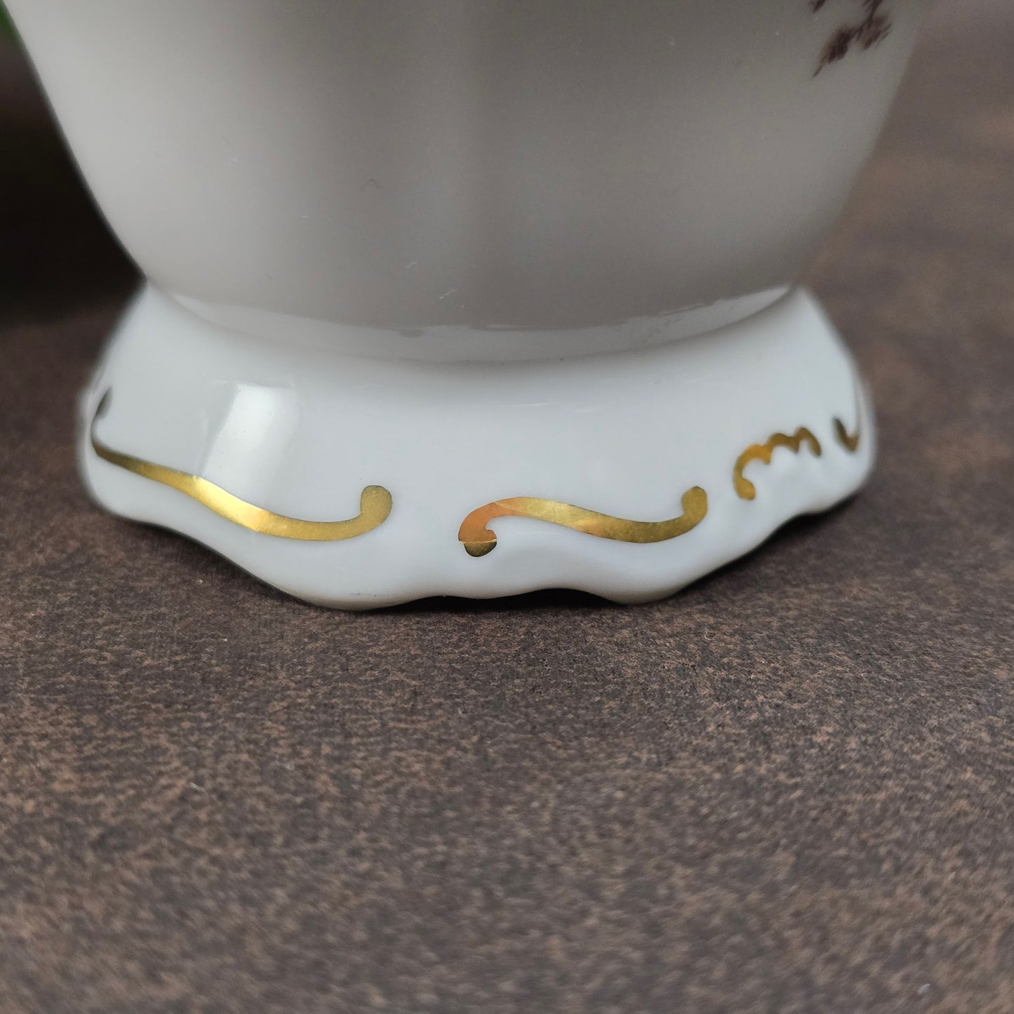 Porzellanvase von Weimar (DDR, ca. 1970), Serie Katharina mit Rosenmotiv & Goldrand. Elegant & makellos – perfekt für Vintage Deko & Sammler:innen.