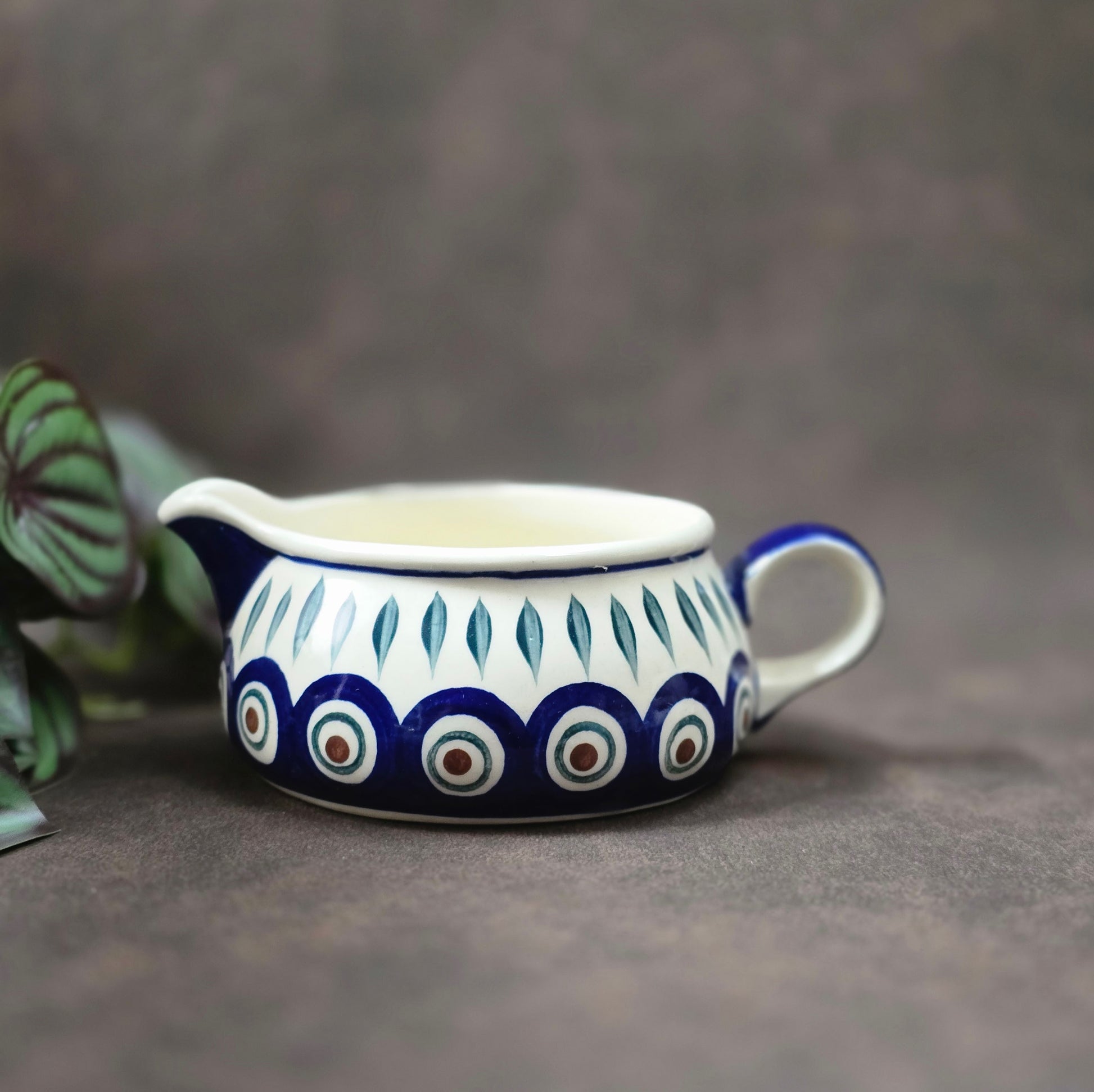 Vintage Bunzlauer Sauciere von WIZA-POLAND, 1980er–90er. Handbemalt im Pfauenaugen-Dekor mit Blättern, perfekt für Küche, Deko oder Sammlung.