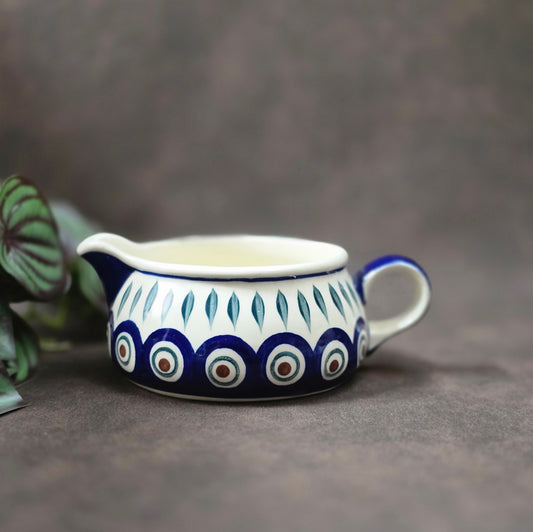 Vintage Bunzlauer Sauciere von WIZA-POLAND, 1980er–90er. Handbemalt im Pfauenaugen-Dekor mit Blättern, perfekt für Küche, Deko oder Sammlung.