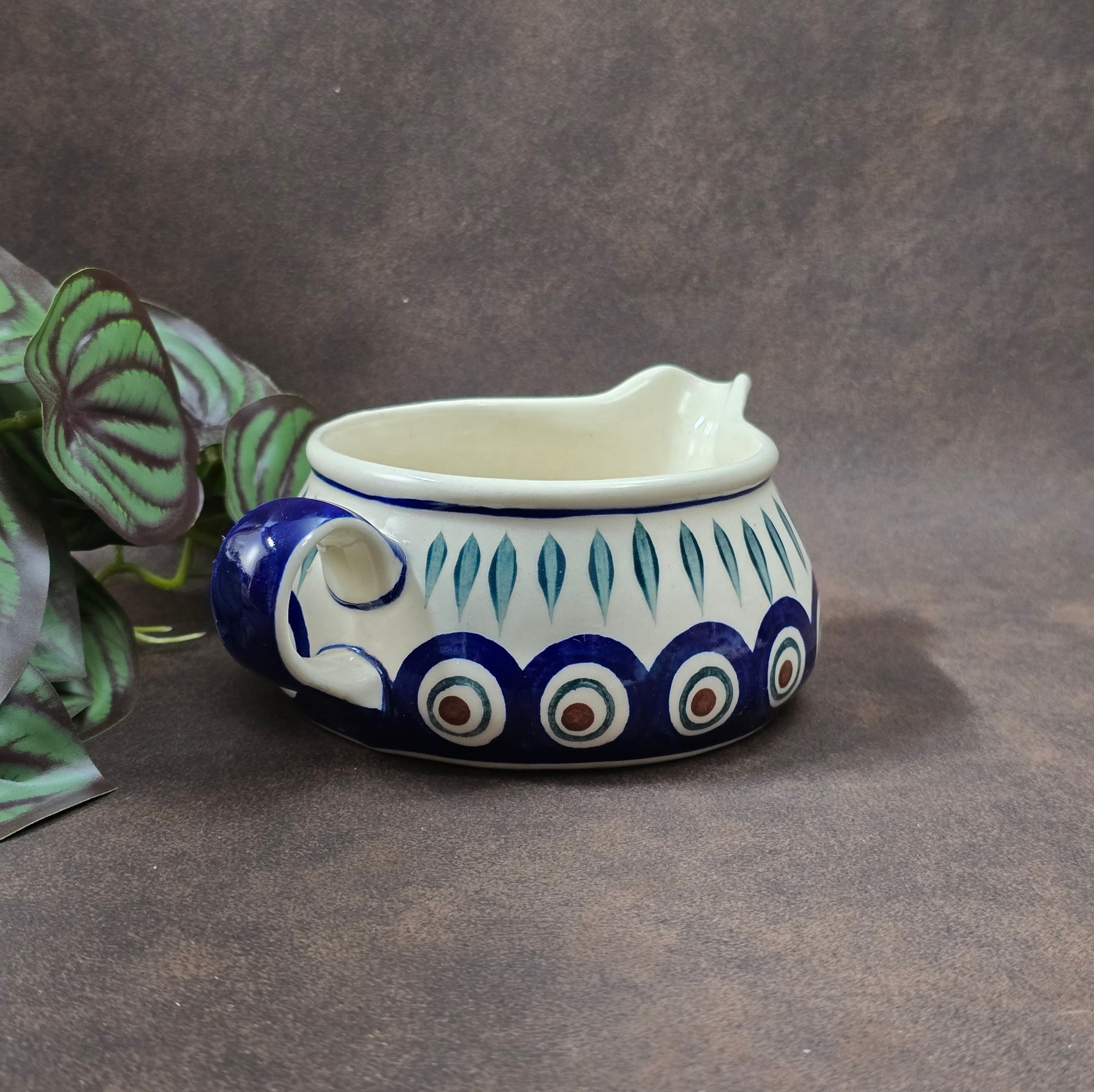 Vintage Bunzlauer Sauciere von WIZA-POLAND, 1980er–90er. Handbemalt im Pfauenaugen-Dekor mit Blättern, perfekt für Küche, Deko oder Sammlung.