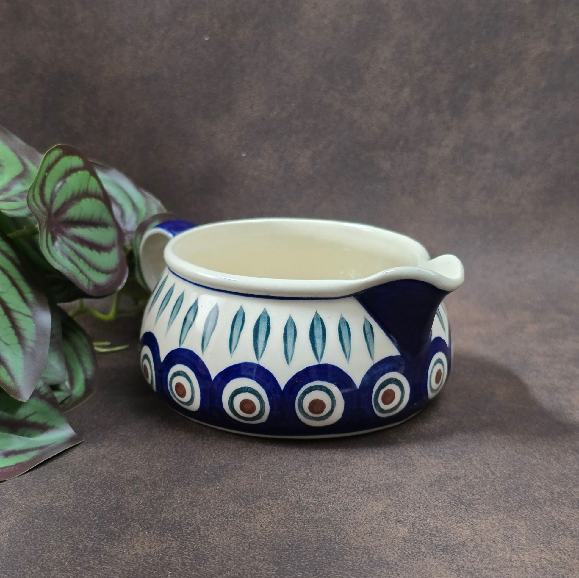 Vintage Bunzlauer Sauciere von WIZA-POLAND, 1980er–90er. Handbemalt im Pfauenaugen-Dekor mit Blättern, perfekt für Küche, Deko oder Sammlung.