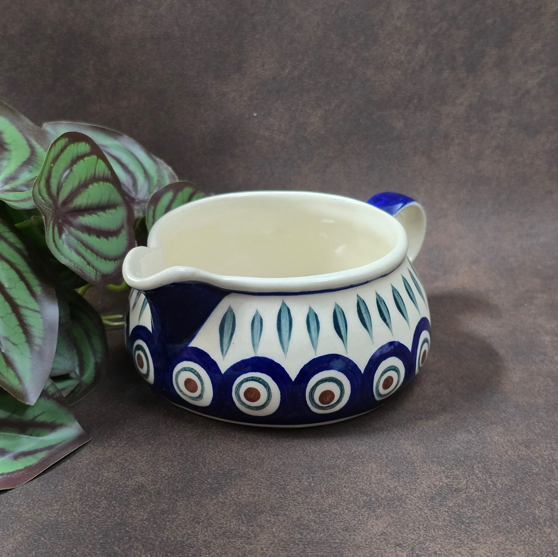 Vintage Bunzlauer Sauciere von WIZA-POLAND, 1980er–90er. Handbemalt im Pfauenaugen-Dekor mit Blättern, perfekt für Küche, Deko oder Sammlung.