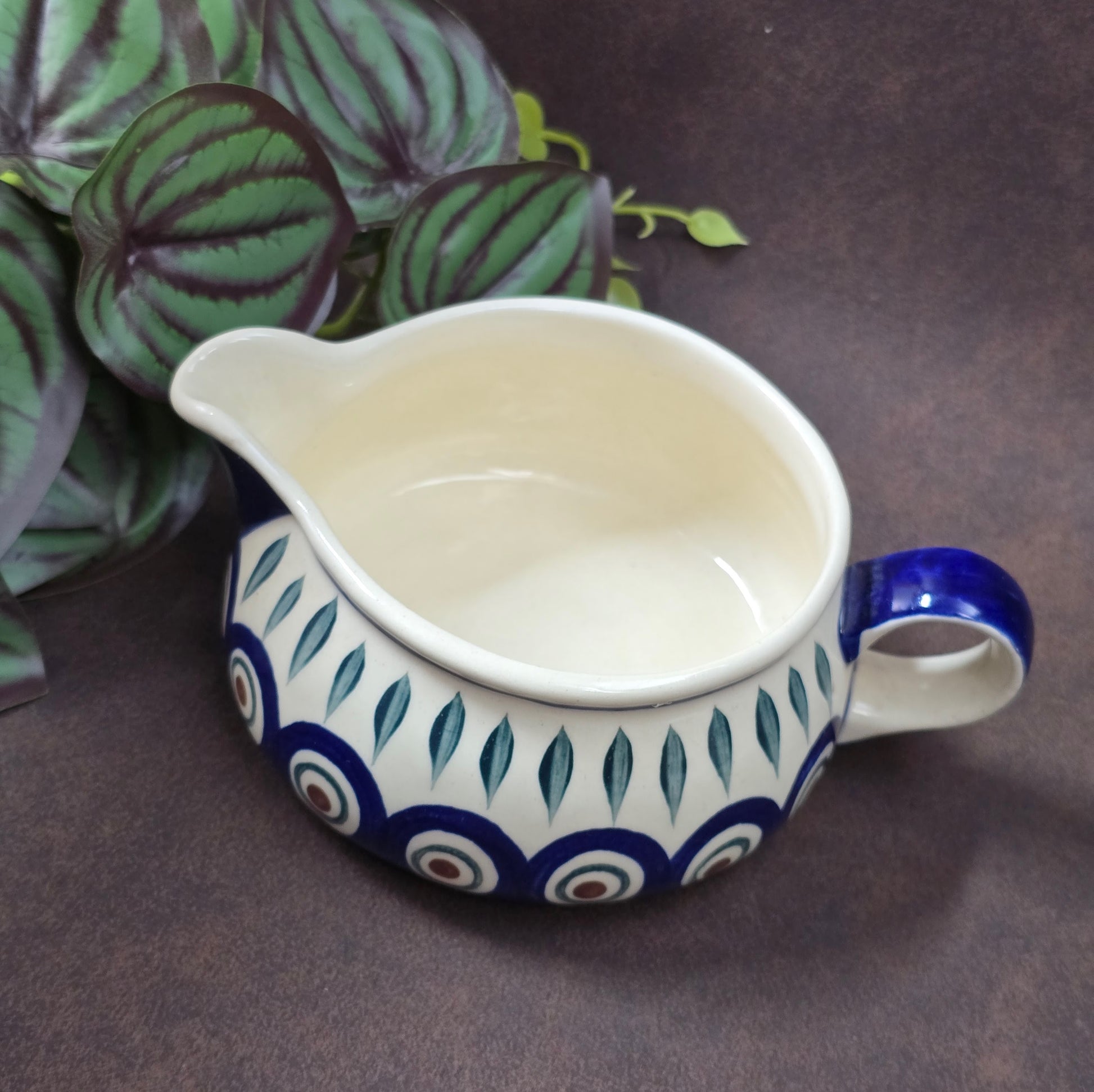 Vintage Bunzlauer Sauciere von WIZA-POLAND, 1980er–90er. Handbemalt im Pfauenaugen-Dekor mit Blättern, perfekt für Küche, Deko oder Sammlung.