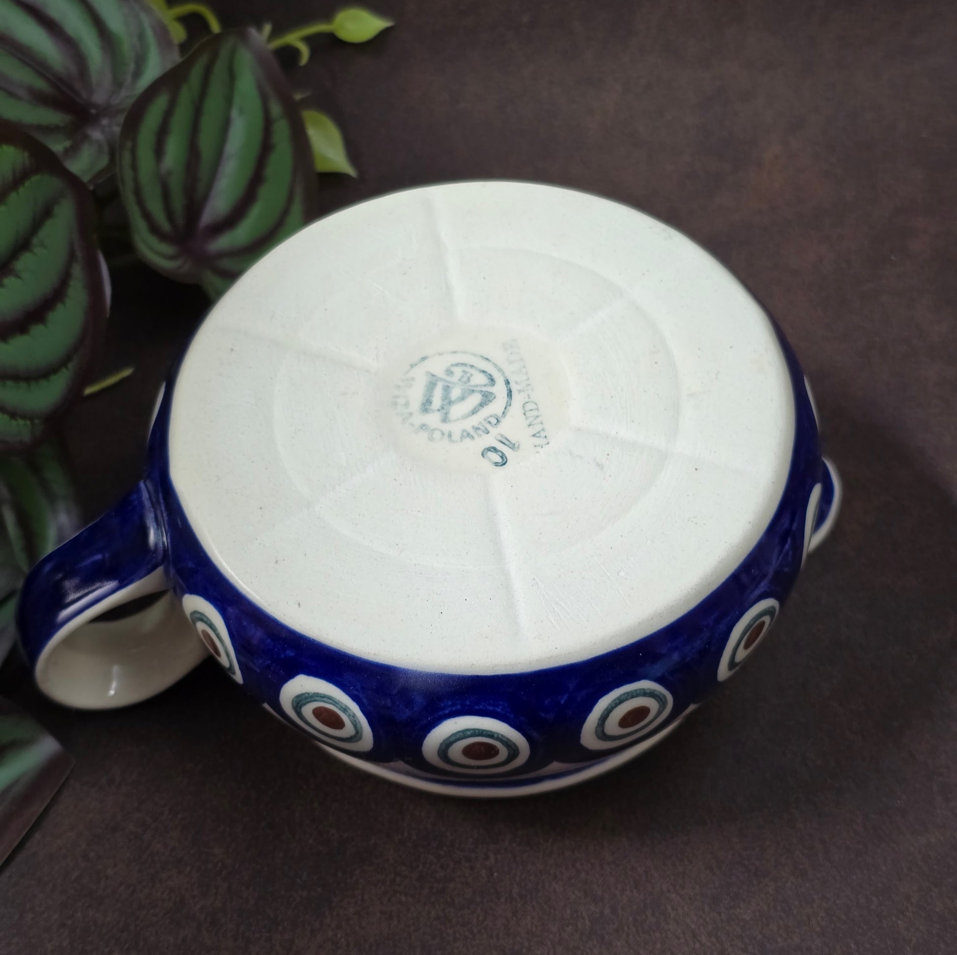 Vintage Bunzlauer Sauciere von WIZA-POLAND, 1980er–90er. Handbemalt im Pfauenaugen-Dekor mit Blättern, perfekt für Küche, Deko oder Sammlung.