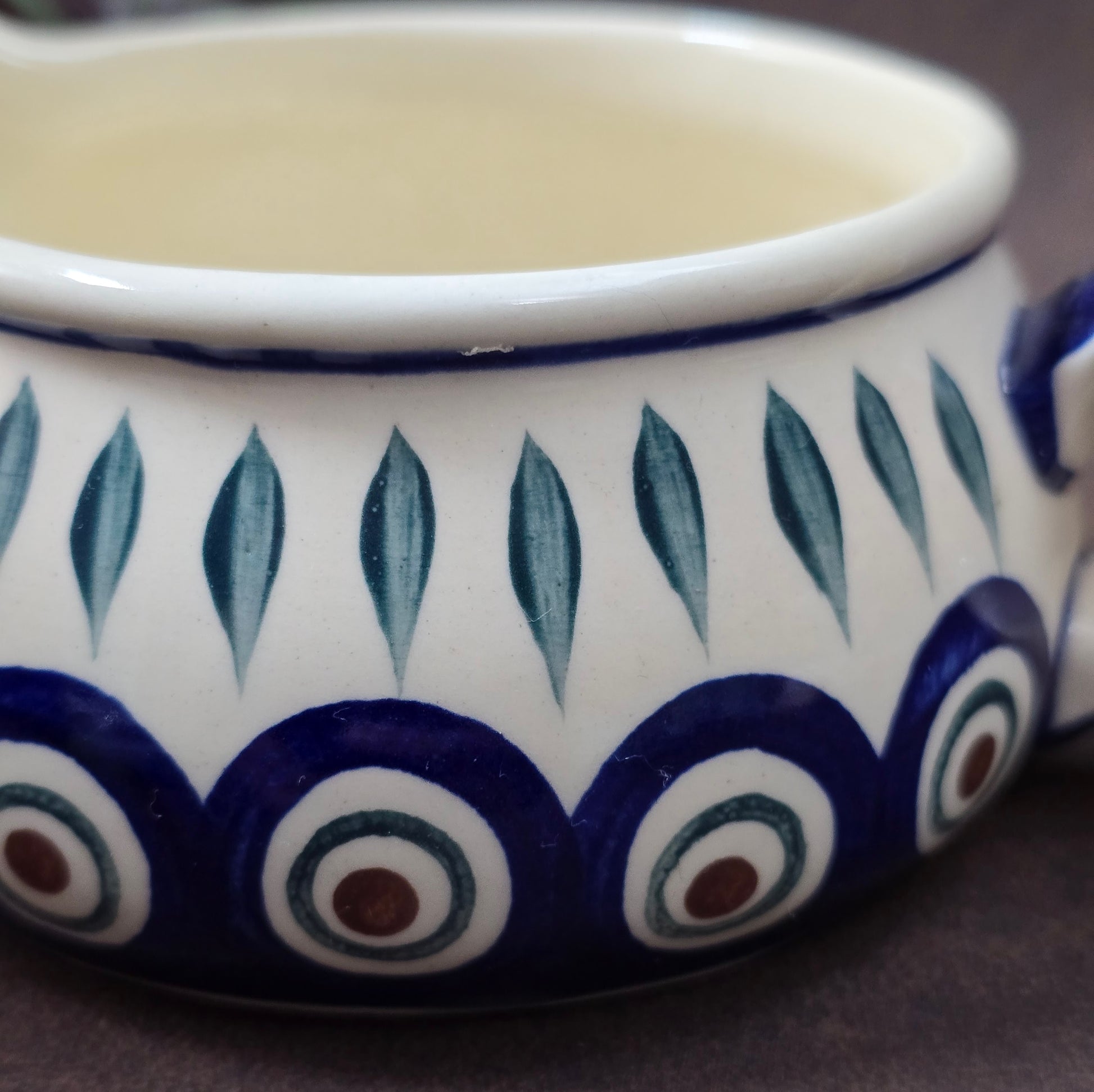 Vintage Bunzlauer Sauciere von WIZA-POLAND, 1980er–90er. Handbemalt im Pfauenaugen-Dekor mit Blättern, perfekt für Küche, Deko oder Sammlung.