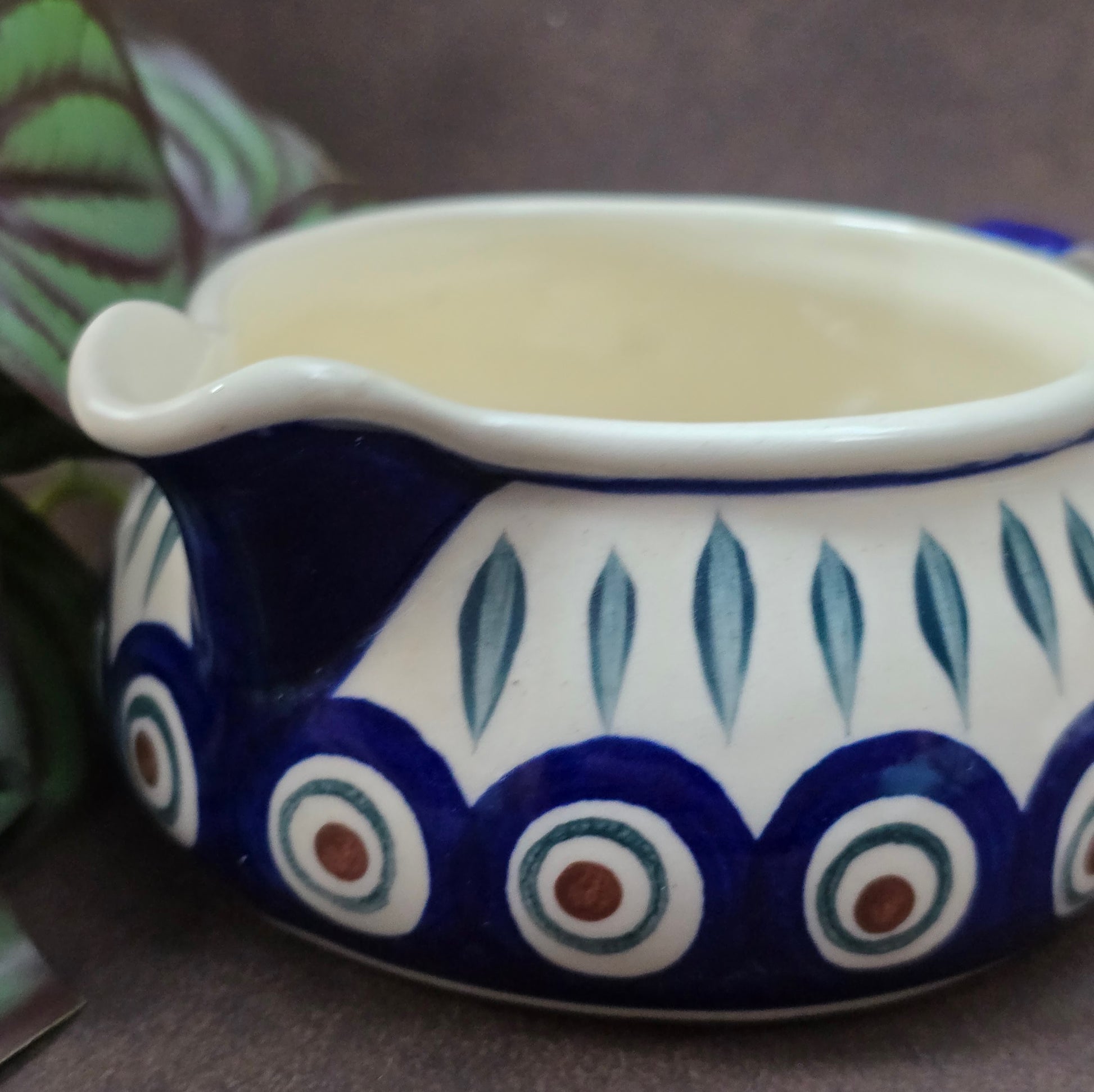 Vintage Bunzlauer Sauciere von WIZA-POLAND, 1980er–90er. Handbemalt im Pfauenaugen-Dekor mit Blättern, perfekt für Küche, Deko oder Sammlung.