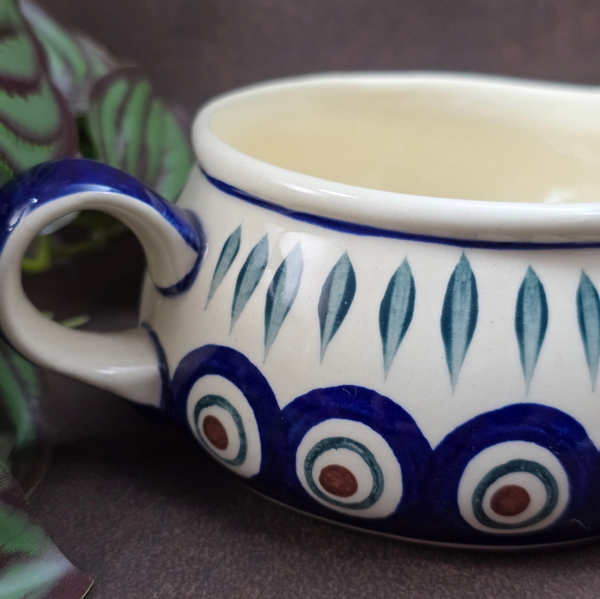 Vintage Bunzlauer Sauciere von WIZA-POLAND, 1980er–90er. Handbemalt im Pfauenaugen-Dekor mit Blättern, perfekt für Küche, Deko oder Sammlung.