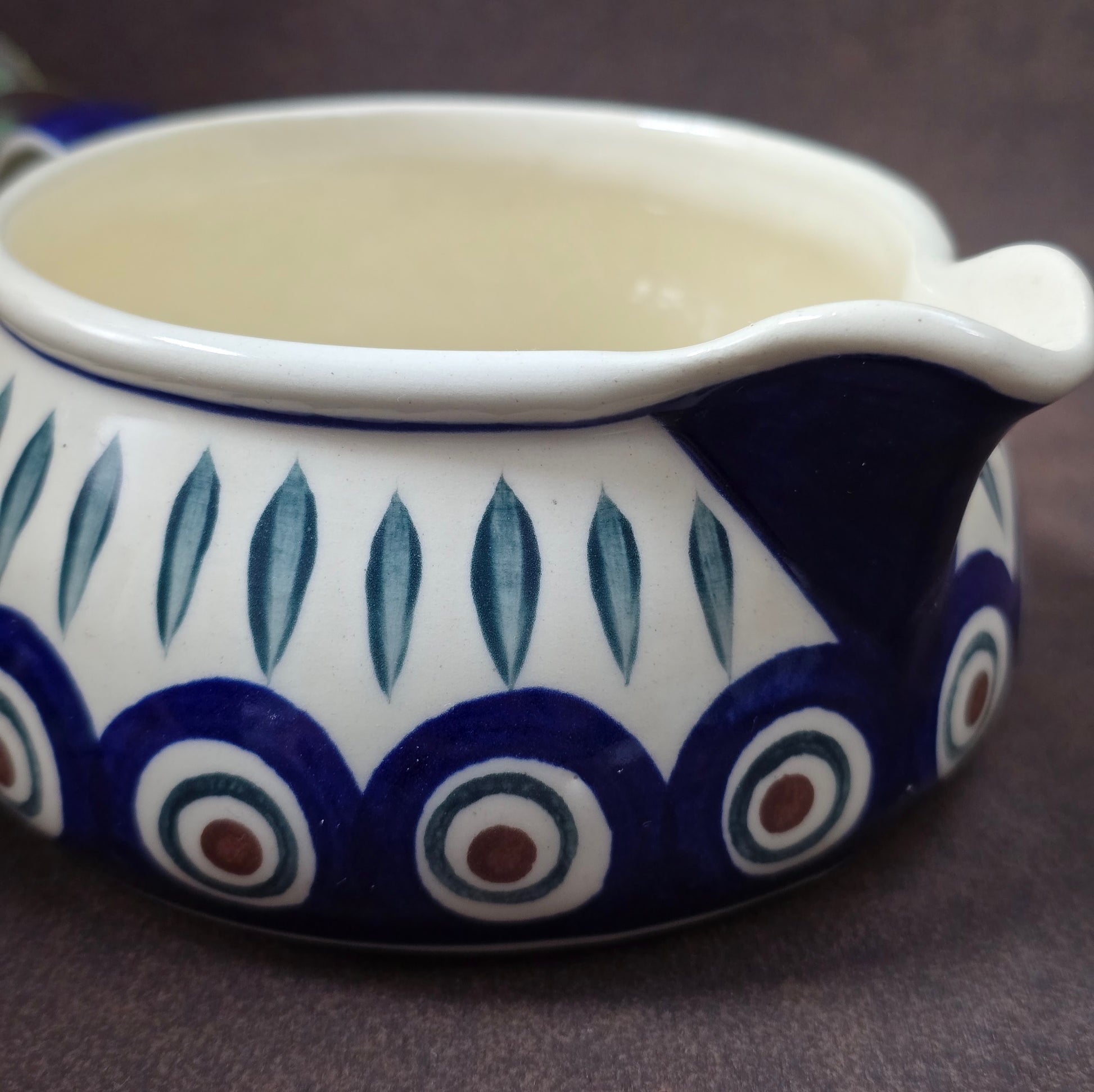 Vintage Bunzlauer Sauciere von WIZA-POLAND, 1980er–90er. Handbemalt im Pfauenaugen-Dekor mit Blättern, perfekt für Küche, Deko oder Sammlung.