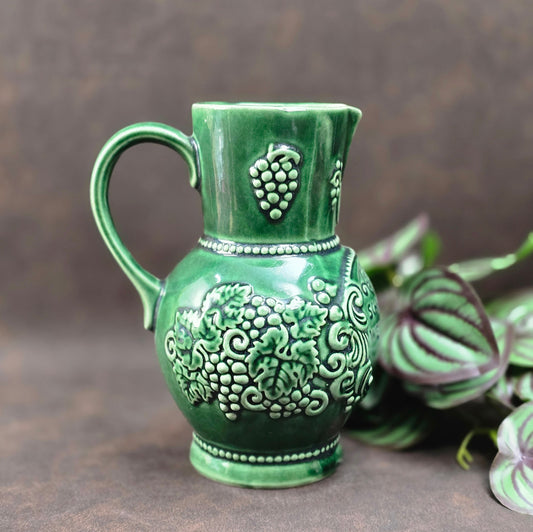 Dunkelgrüner Marzi & Remy Weinkrug aus den 70ern. Rustikales Steinzeug mit Traubenmotiv – perfekt für Weinliebhaber, Vintage Deko oder als originelles Geschenk.