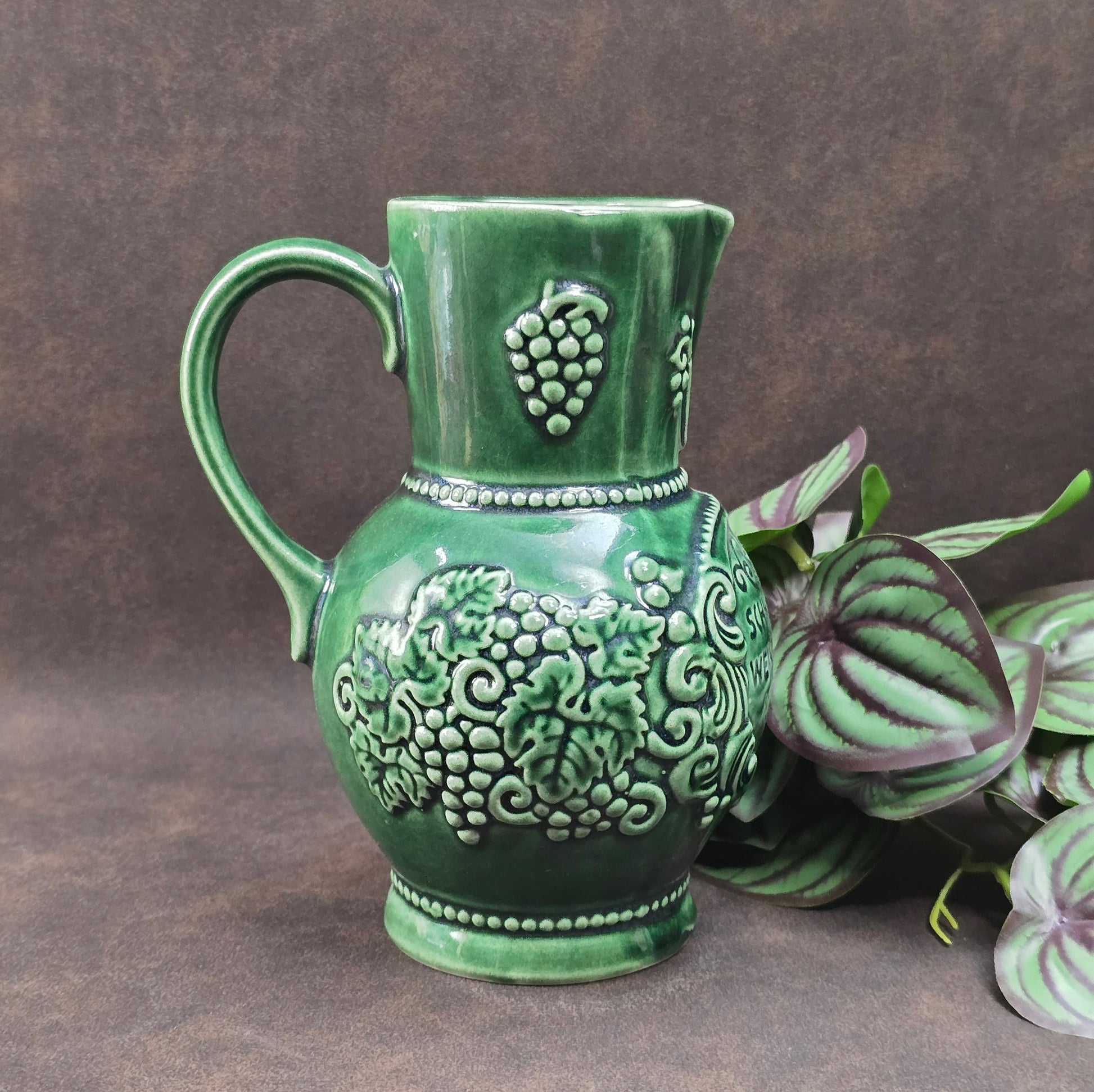 Dunkelgrüner Marzi & Remy Weinkrug aus den 70ern. Rustikales Steinzeug mit Traubenmotiv – perfekt für Weinliebhaber, Vintage Deko oder als originelles Geschenk.