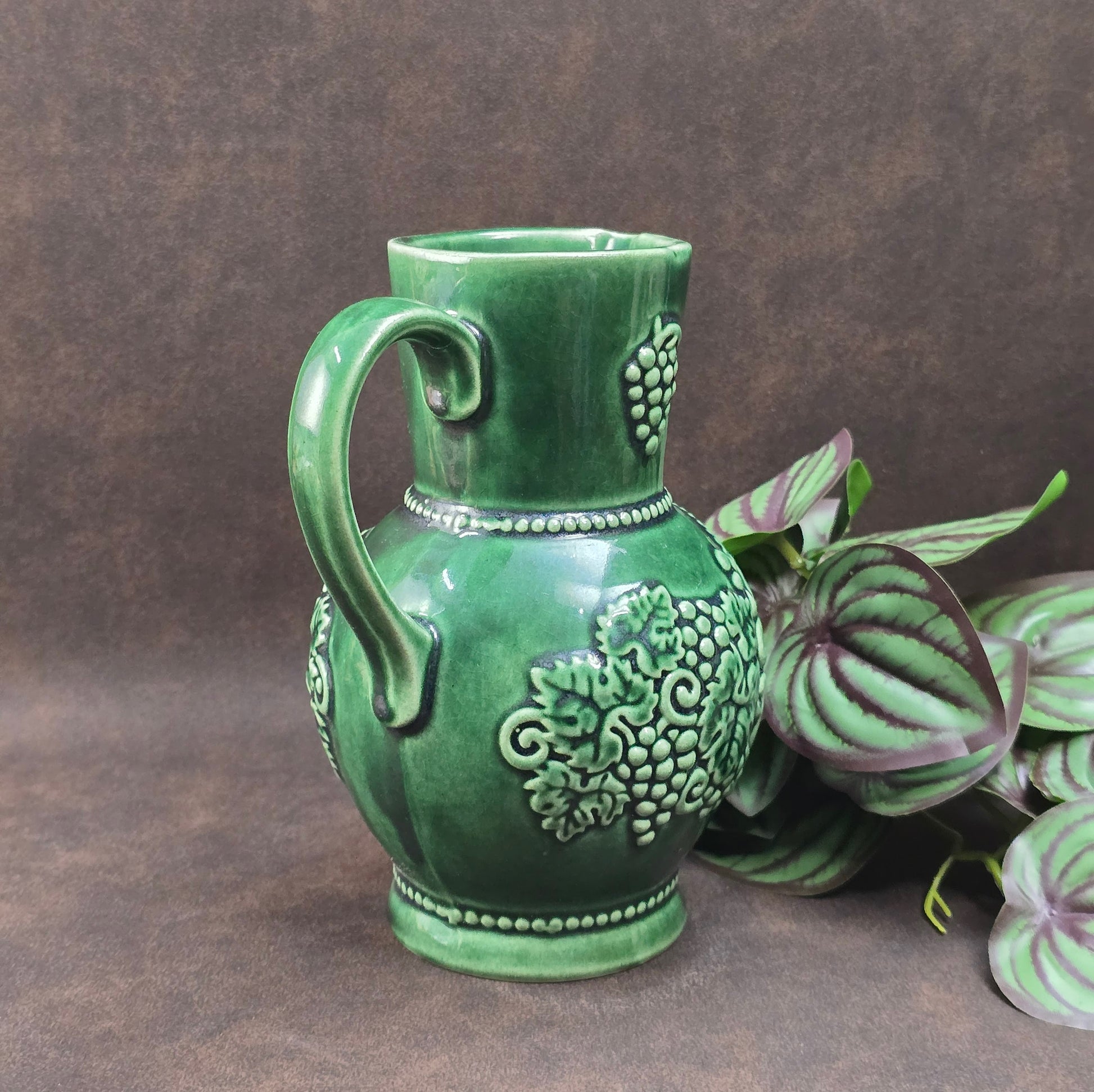 Dunkelgrüner Marzi & Remy Weinkrug aus den 70ern. Rustikales Steinzeug mit Traubenmotiv – perfekt für Weinliebhaber, Vintage Deko oder als originelles Geschenk.