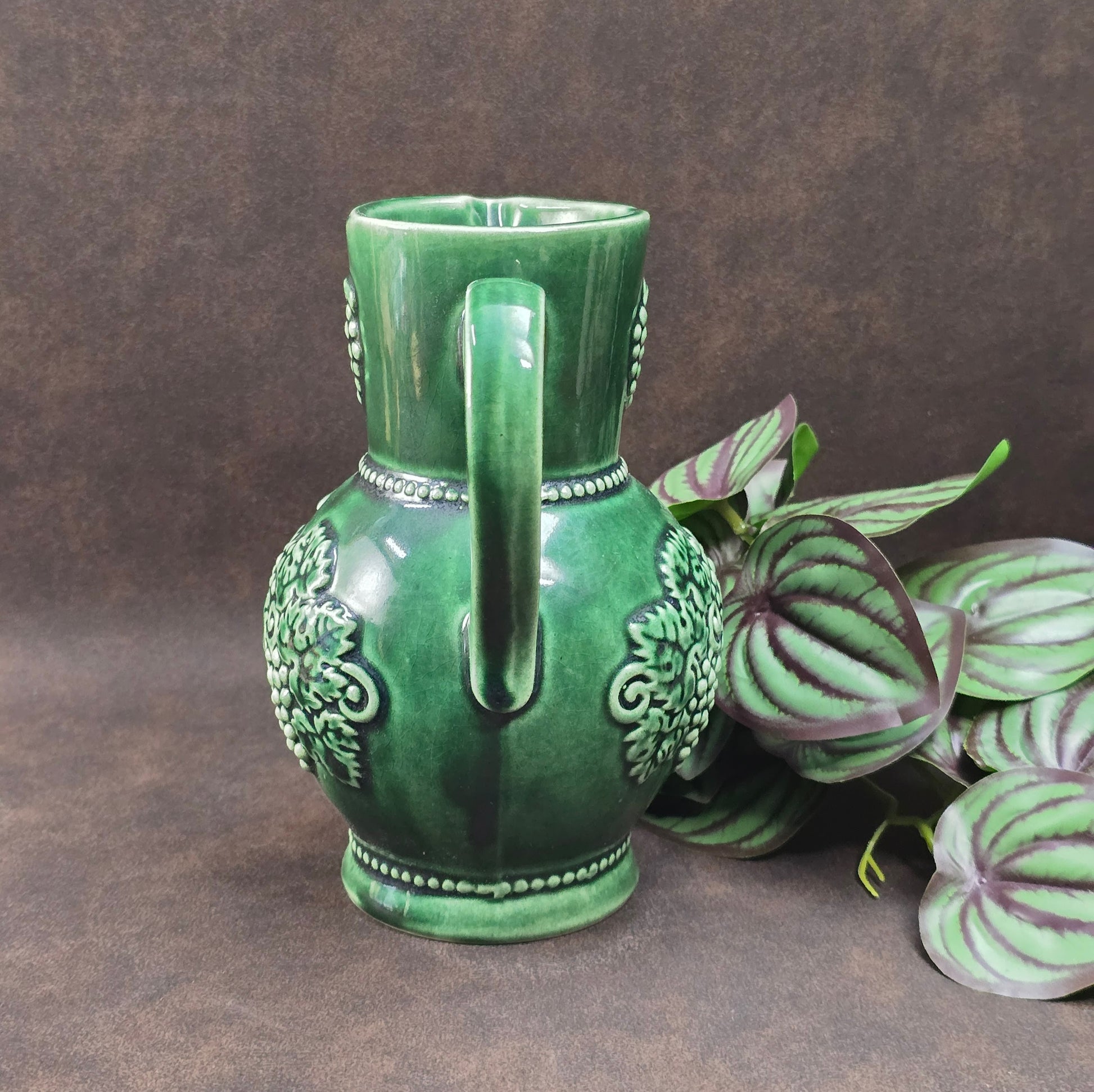 Dunkelgrüner Marzi & Remy Weinkrug aus den 70ern. Rustikales Steinzeug mit Traubenmotiv – perfekt für Weinliebhaber, Vintage Deko oder als originelles Geschenk.