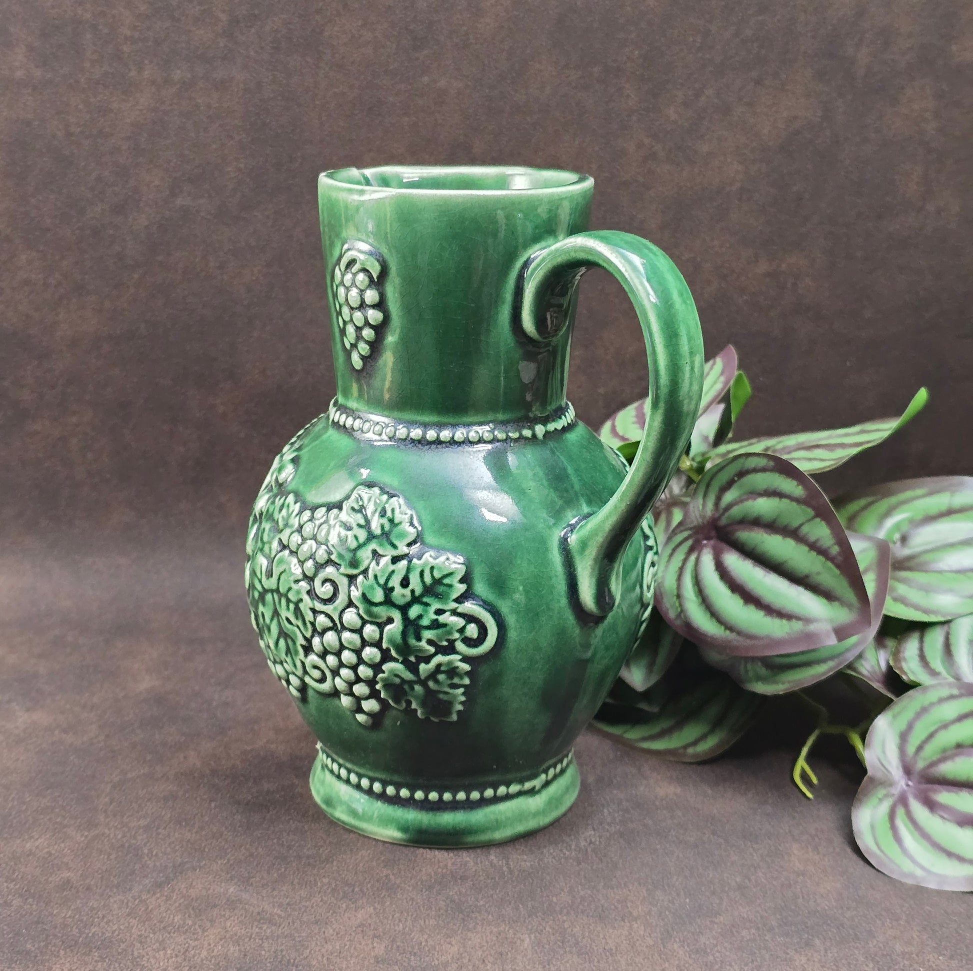 Dunkelgrüner Marzi & Remy Weinkrug aus den 70ern. Rustikales Steinzeug mit Traubenmotiv – perfekt für Weinliebhaber, Vintage Deko oder als originelles Geschenk.