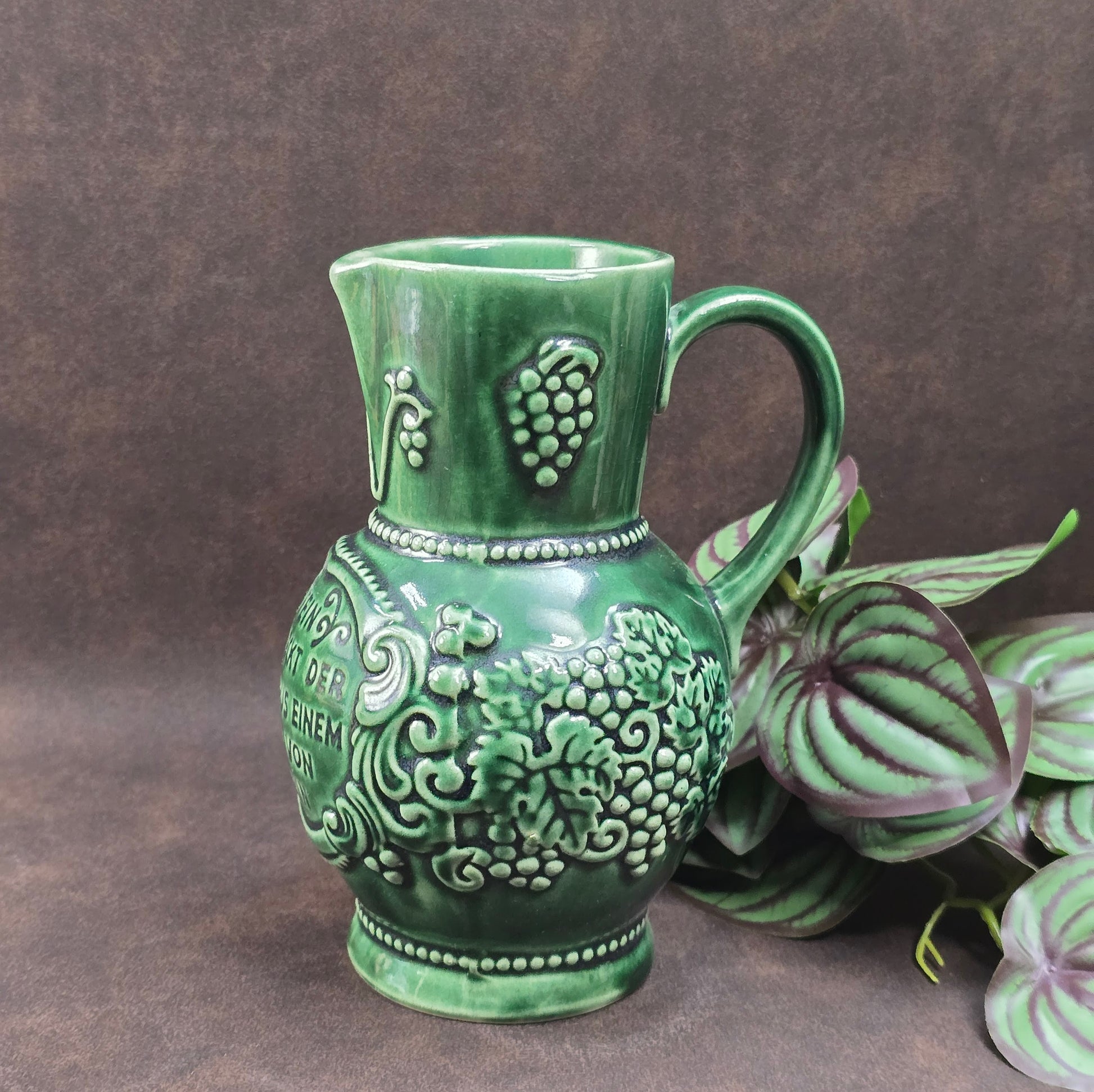 Dunkelgrüner Marzi & Remy Weinkrug aus den 70ern. Rustikales Steinzeug mit Traubenmotiv – perfekt für Weinliebhaber, Vintage Deko oder als originelles Geschenk.