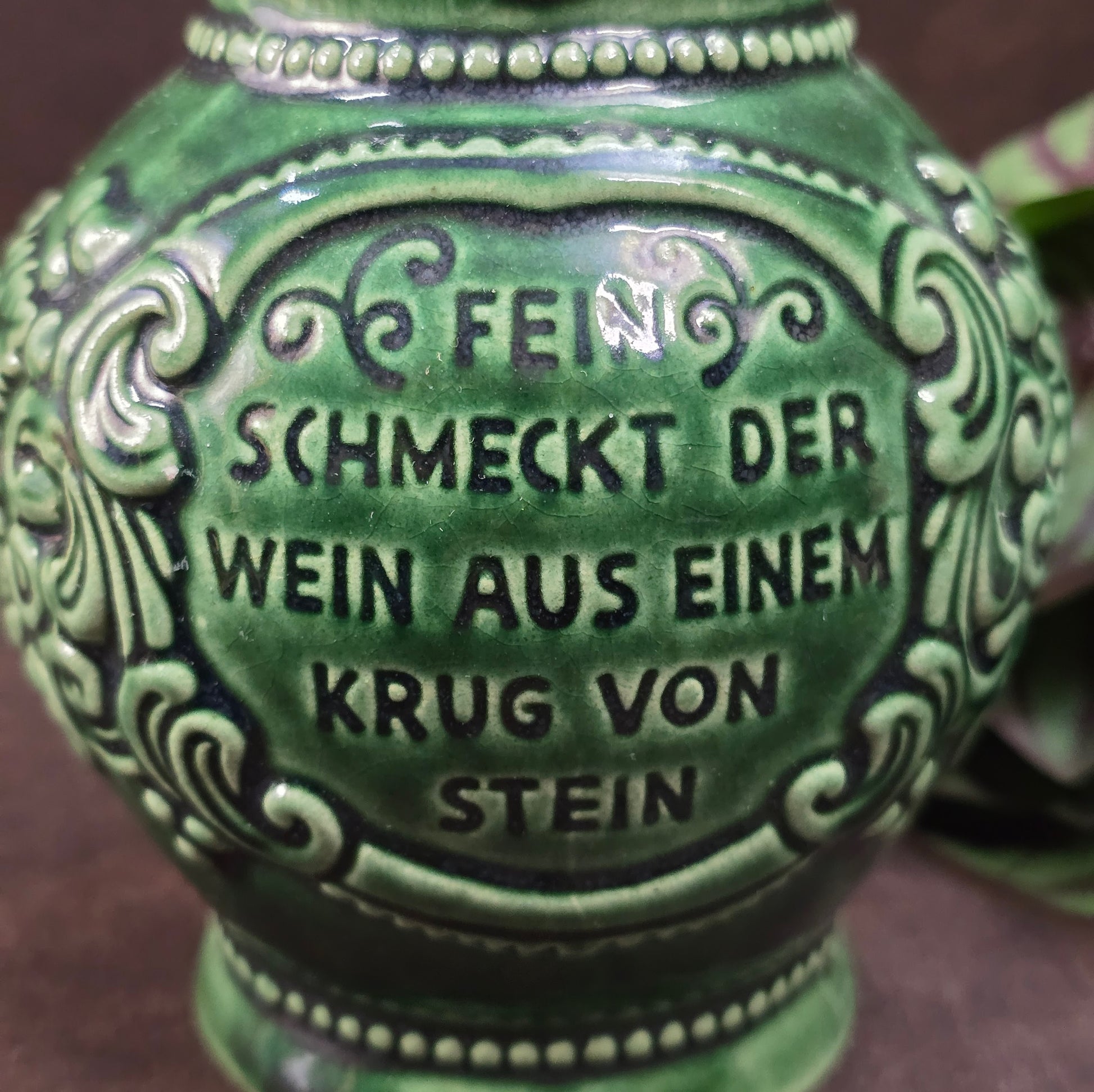Dunkelgrüner Marzi & Remy Weinkrug aus den 70ern. Rustikales Steinzeug mit Traubenmotiv – perfekt für Weinliebhaber, Vintage Deko oder als originelles Geschenk.