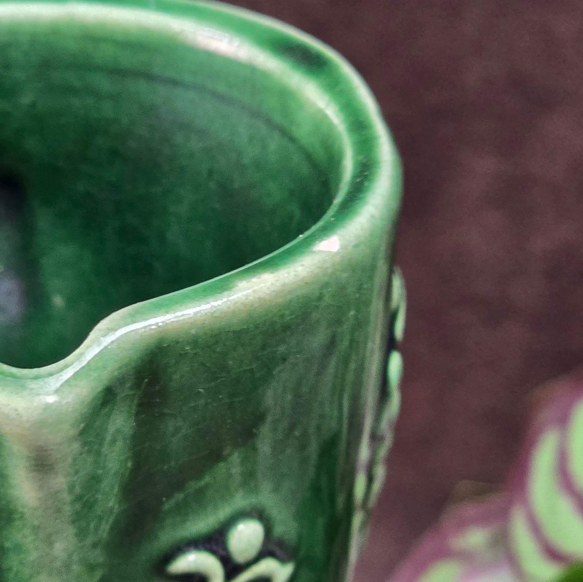 Dunkelgrüner Marzi & Remy Weinkrug aus den 70ern. Rustikales Steinzeug mit Traubenmotiv – perfekt für Weinliebhaber, Vintage Deko oder als originelles Geschenk.