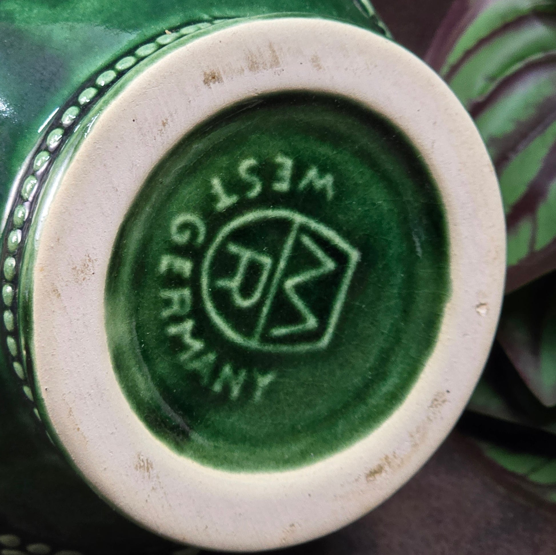 Dunkelgrüner Marzi & Remy Weinkrug aus den 70ern. Rustikales Steinzeug mit Traubenmotiv – perfekt für Weinliebhaber, Vintage Deko oder als originelles Geschenk.