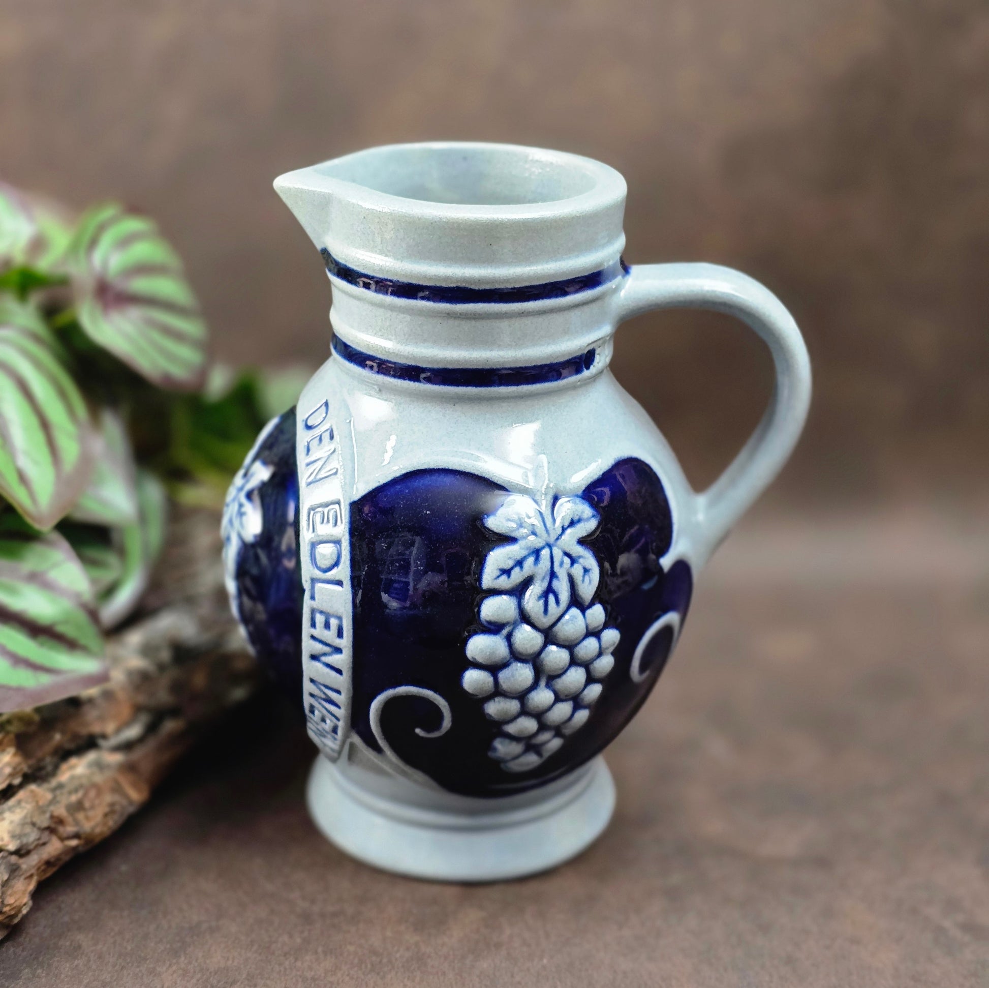 Westerwälder Weinkrug mit Trinkspruch und Weinlaub-Relief – charmantes Sammlerstück für Landhaus-Fans & Liebhaber nostalgischer Keramikkunst.