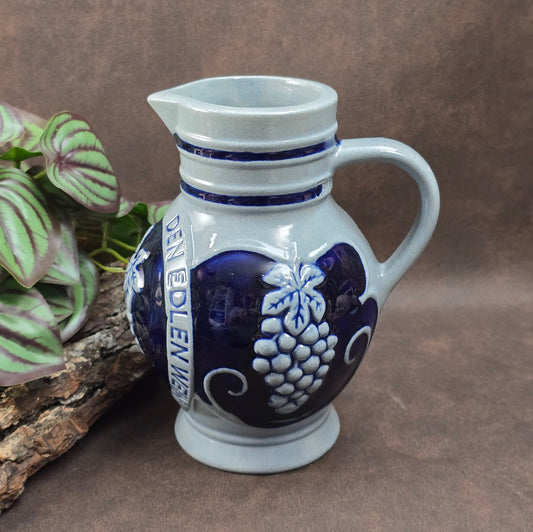 Westerwälder Weinkrug mit Trinkspruch und Weinlaub-Relief – charmantes Sammlerstück für Landhaus-Fans & Liebhaber nostalgischer Keramikkunst.