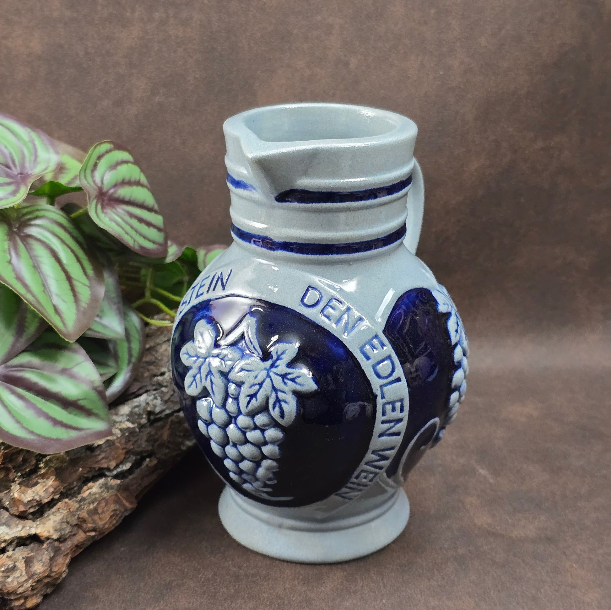 Westerwälder Weinkrug mit Trinkspruch und Weinlaub-Relief – charmantes Sammlerstück für Landhaus-Fans & Liebhaber nostalgischer Keramikkunst.