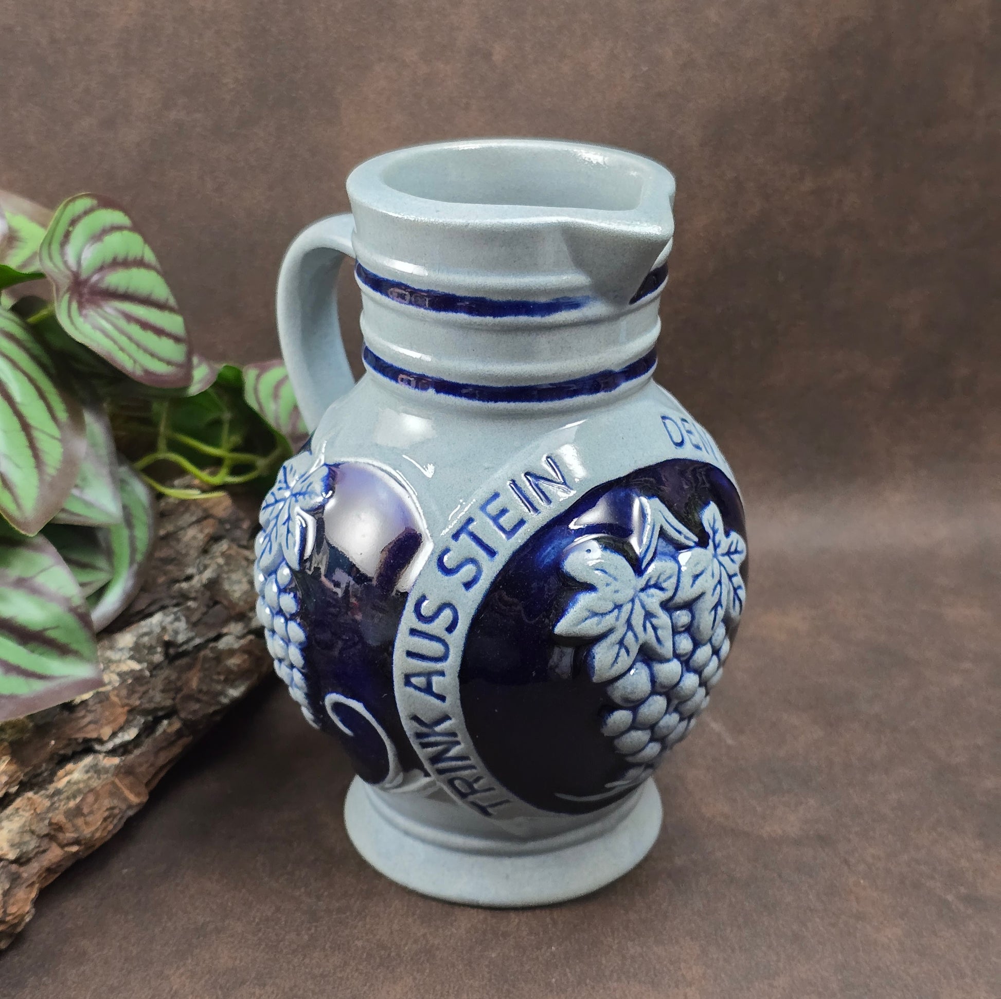 Westerwälder Weinkrug mit Trinkspruch und Weinlaub-Relief – charmantes Sammlerstück für Landhaus-Fans & Liebhaber nostalgischer Keramikkunst.
