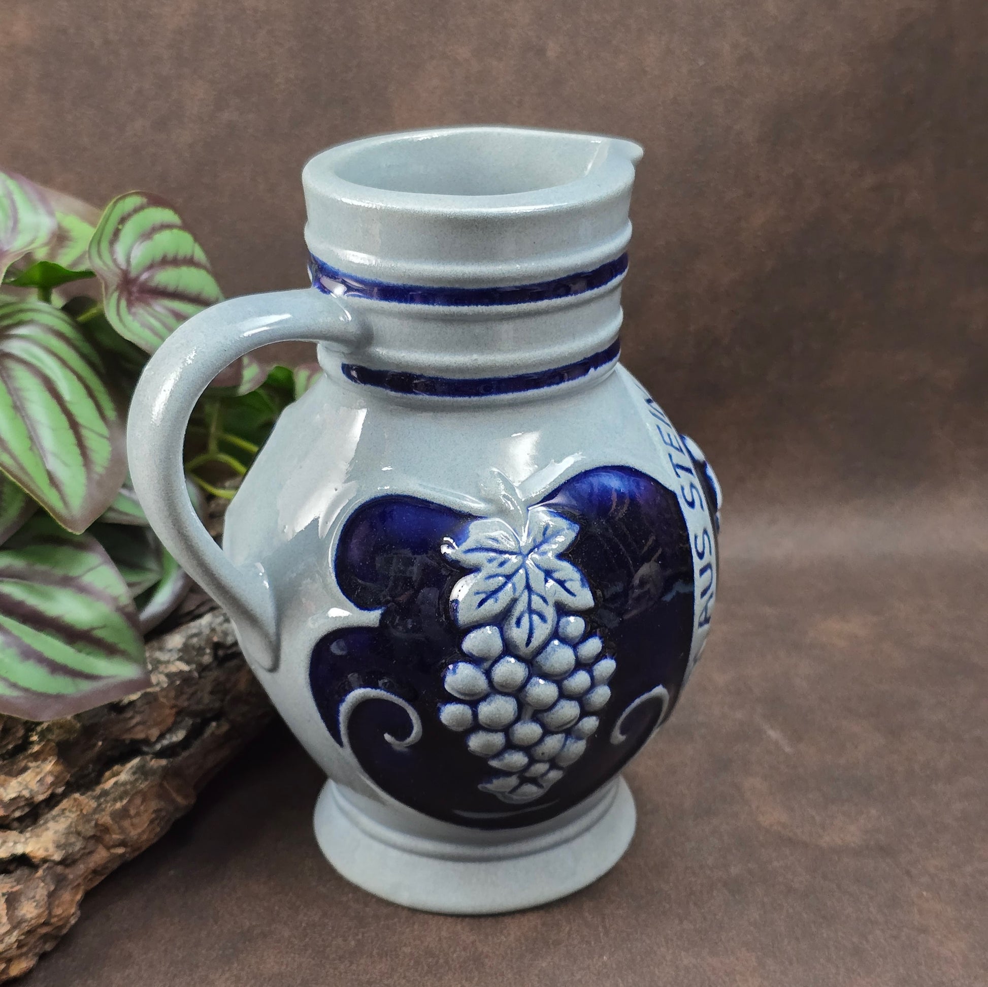 Westerwälder Weinkrug mit Trinkspruch und Weinlaub-Relief – charmantes Sammlerstück für Landhaus-Fans & Liebhaber nostalgischer Keramikkunst.