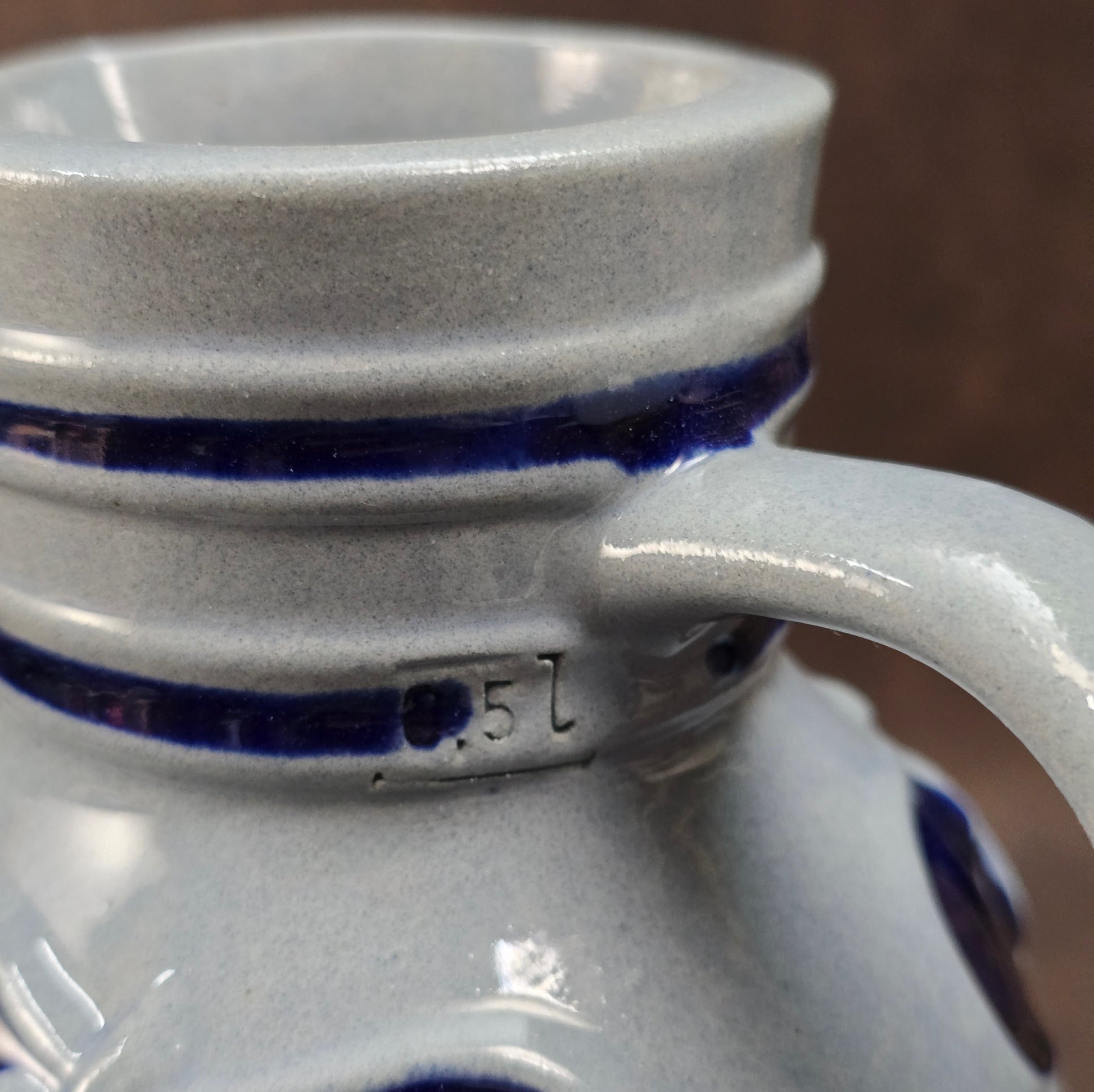 Westerwälder Weinkrug mit Trinkspruch und Weinlaub-Relief – charmantes Sammlerstück für Landhaus-Fans & Liebhaber nostalgischer Keramikkunst.