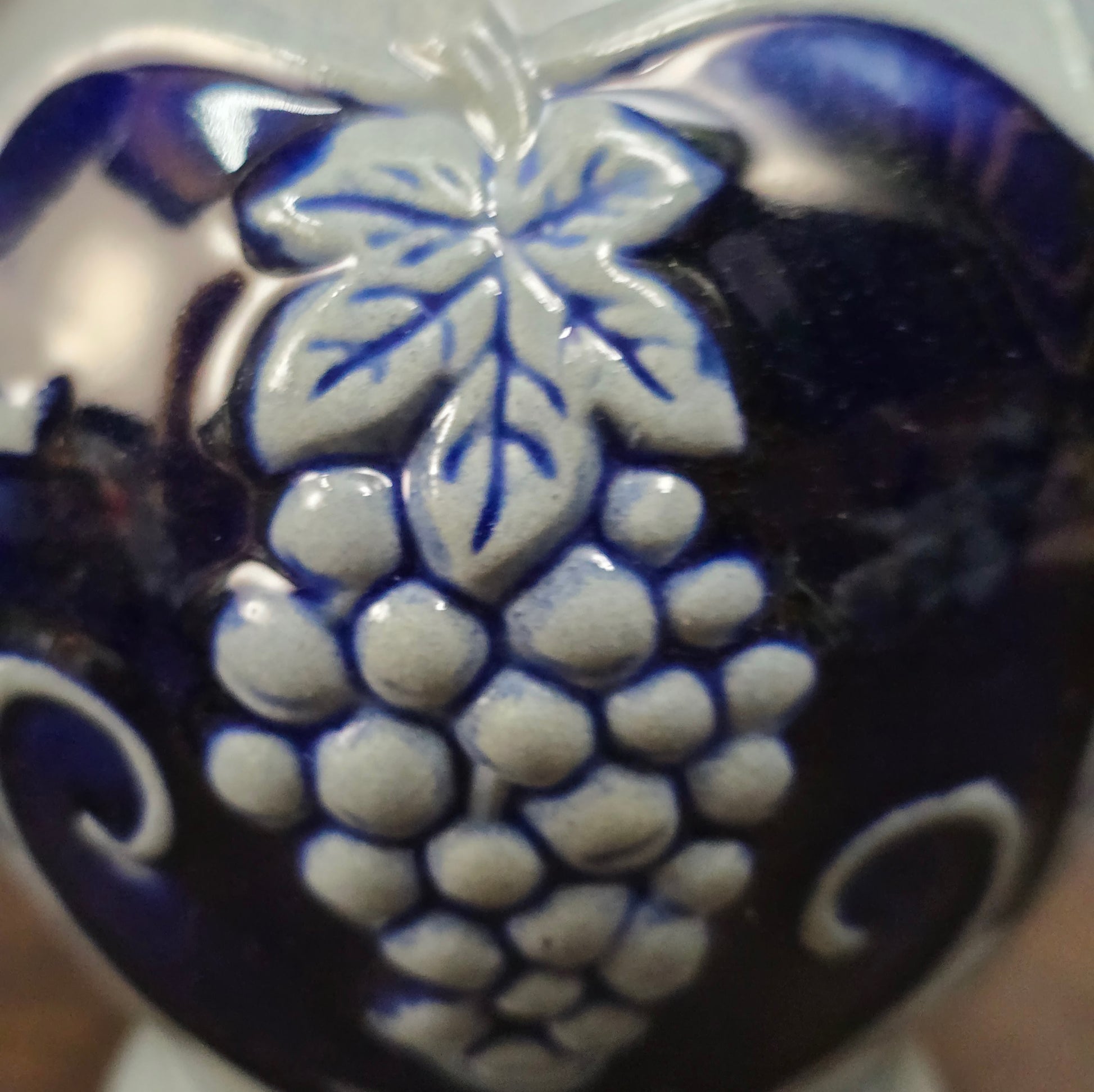 Westerwälder Weinkrug mit Trinkspruch und Weinlaub-Relief – charmantes Sammlerstück für Landhaus-Fans & Liebhaber nostalgischer Keramikkunst.