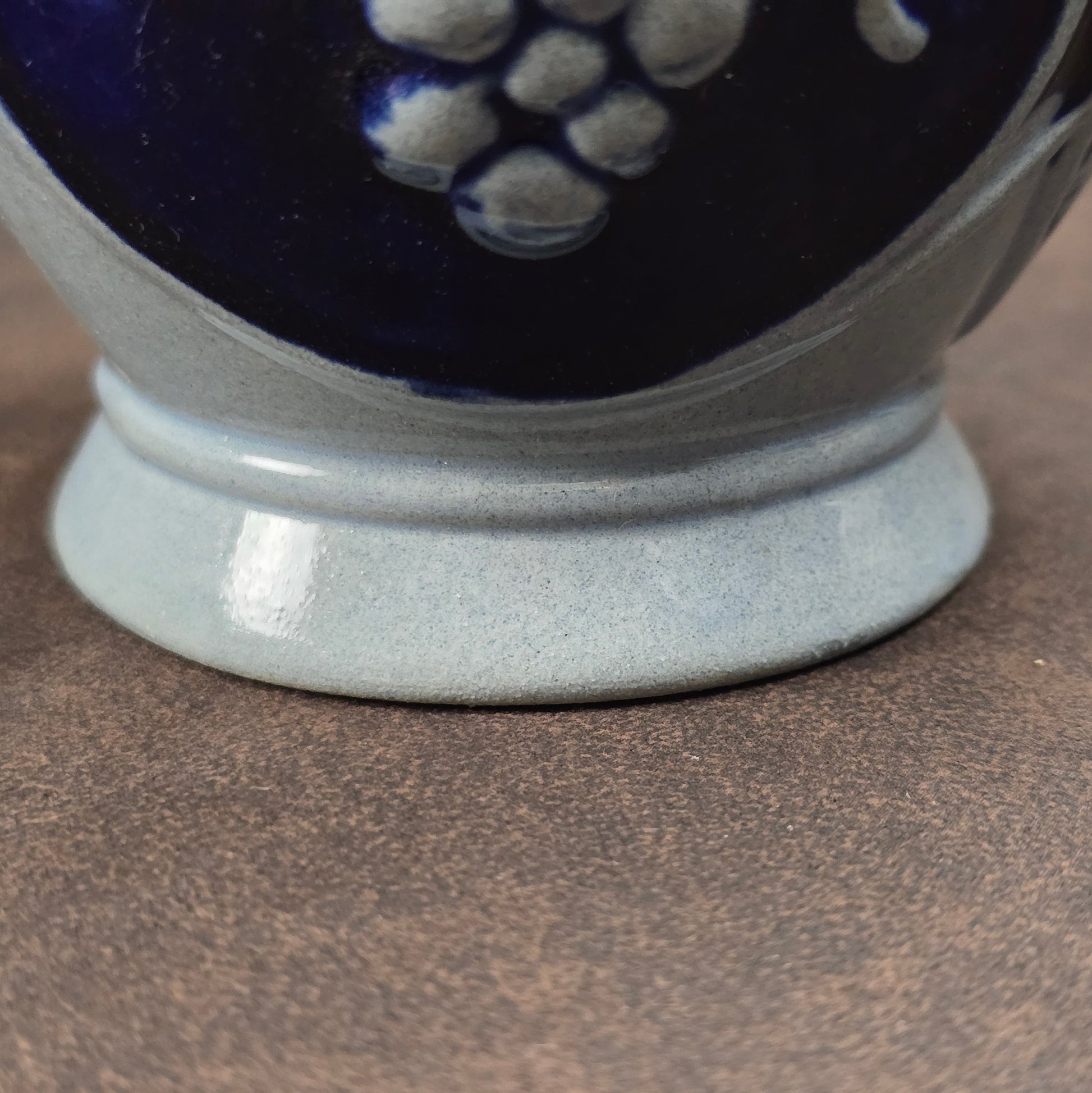 Westerwälder Weinkrug mit Trinkspruch und Weinlaub-Relief – charmantes Sammlerstück für Landhaus-Fans & Liebhaber nostalgischer Keramikkunst.