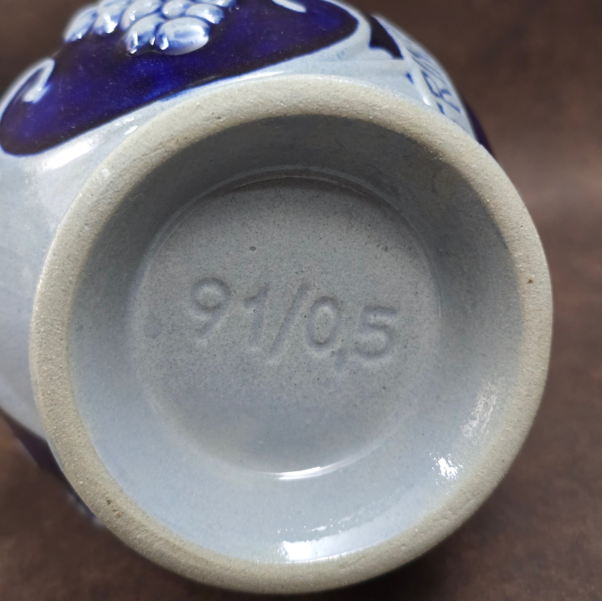 Westerwälder Weinkrug mit Trinkspruch und Weinlaub-Relief – charmantes Sammlerstück für Landhaus-Fans & Liebhaber nostalgischer Keramikkunst.