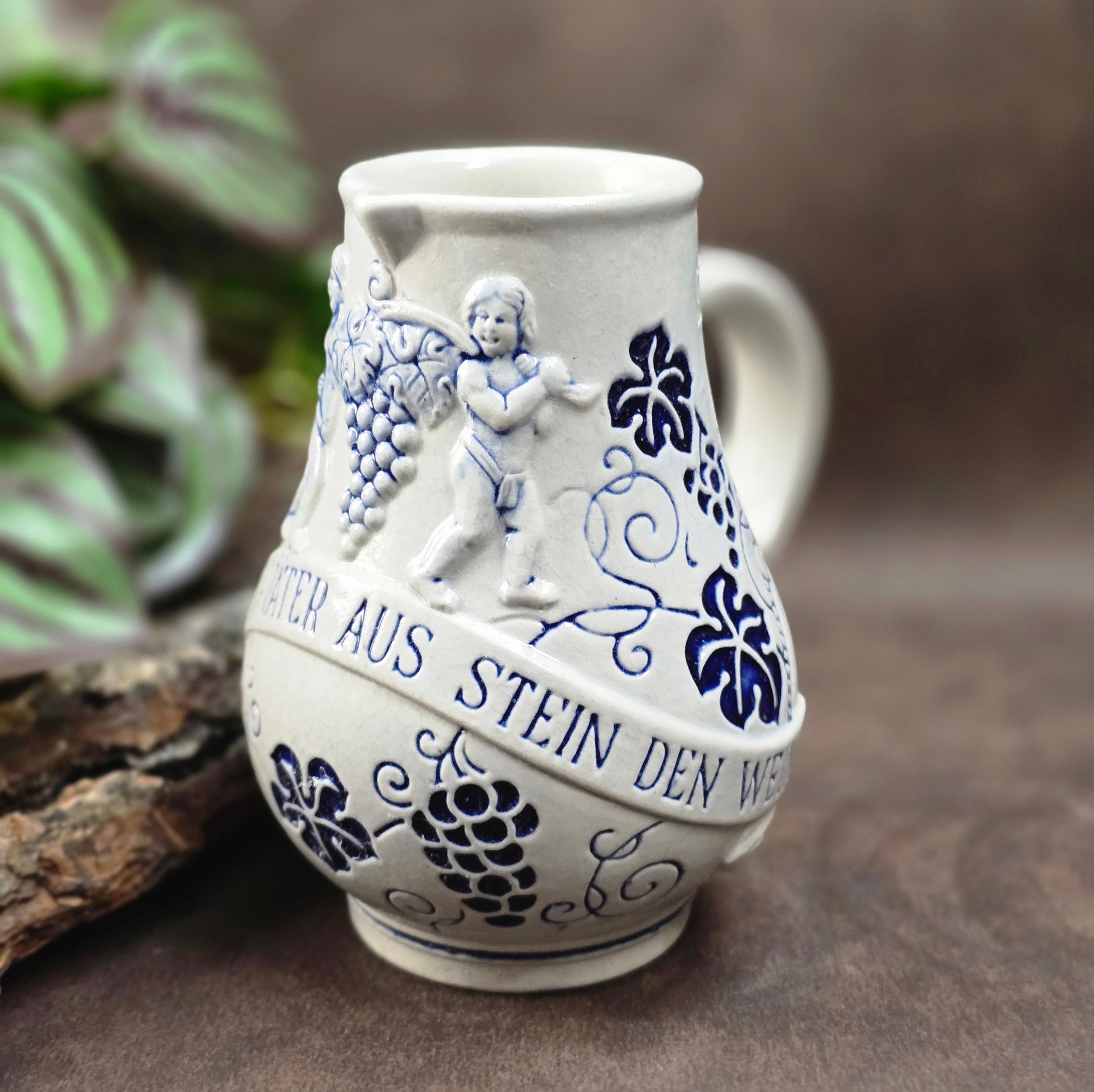 Robuster 0,25-l-Weinkrug aus Steinzeug mit Weinlaub-Relief, Spruch & Putti. 1950er–60er-Jahre-Stück der Wick-Werke – stilvoll & sammelwürdig!